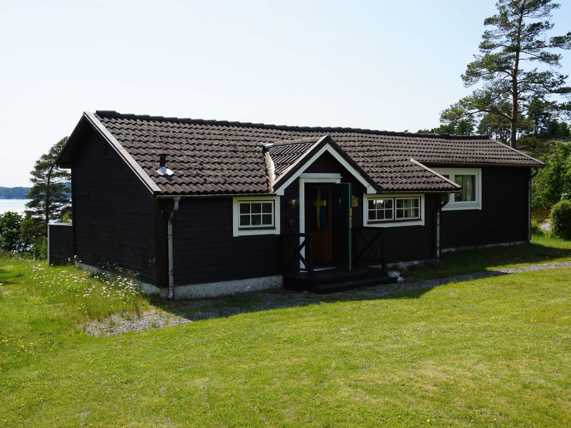 Zweeds vakantiehuis met panoramisch fjordzicht bij kindvriendelijk zandstrand - foto 1