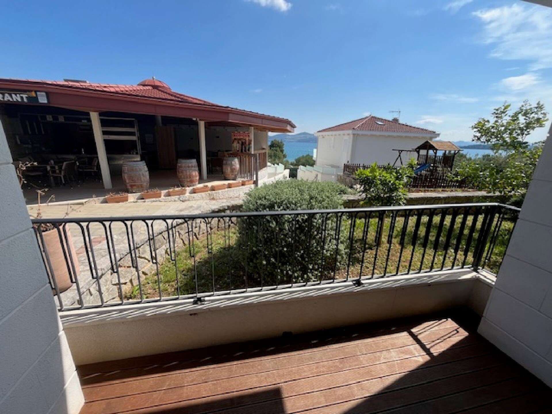Knus appartement met terras en zwembad op 100m van zee in Drače - foto 14