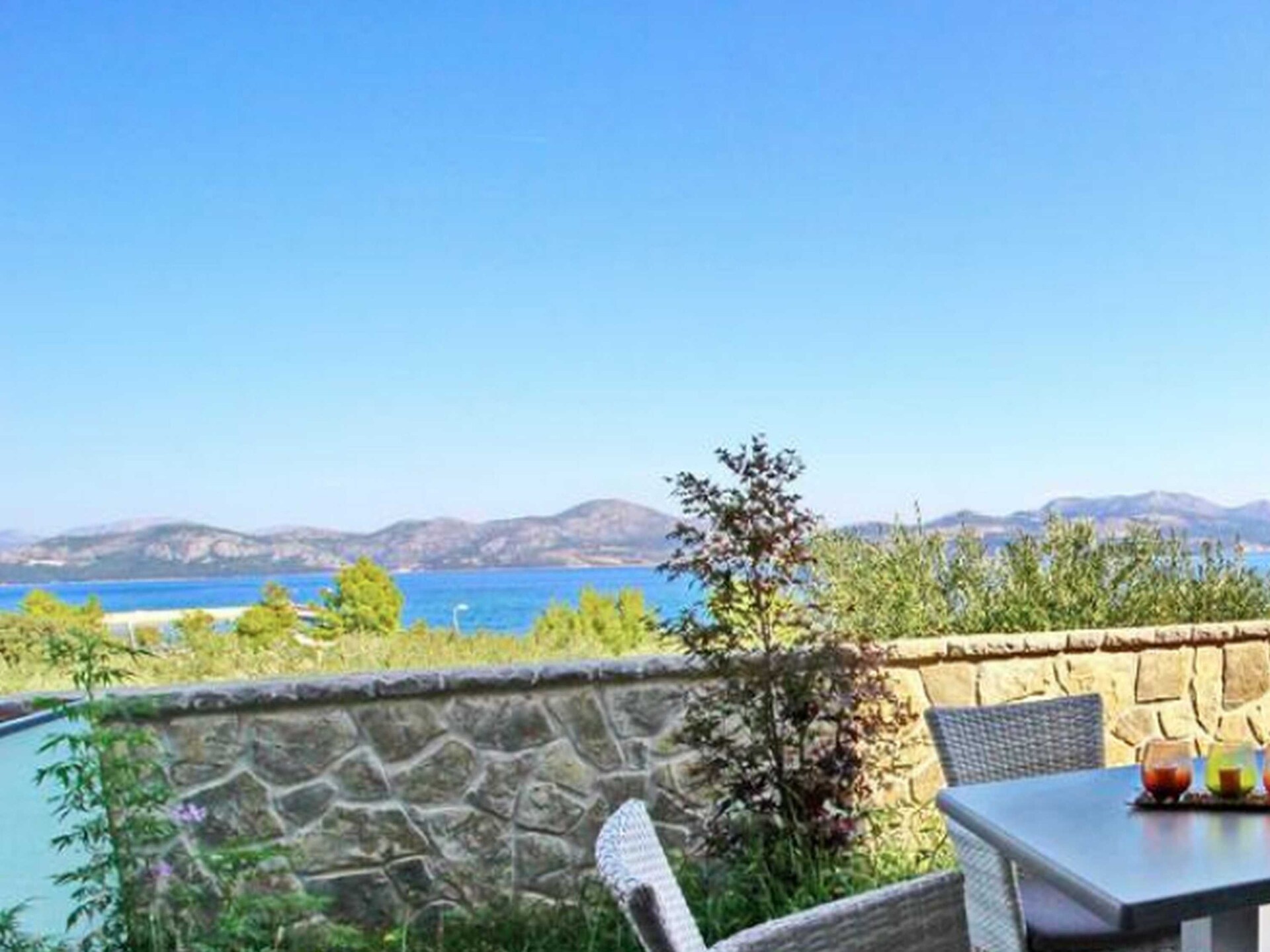 Knus appartement met terras en zwembad op 100m van zee in Drače - foto 15
