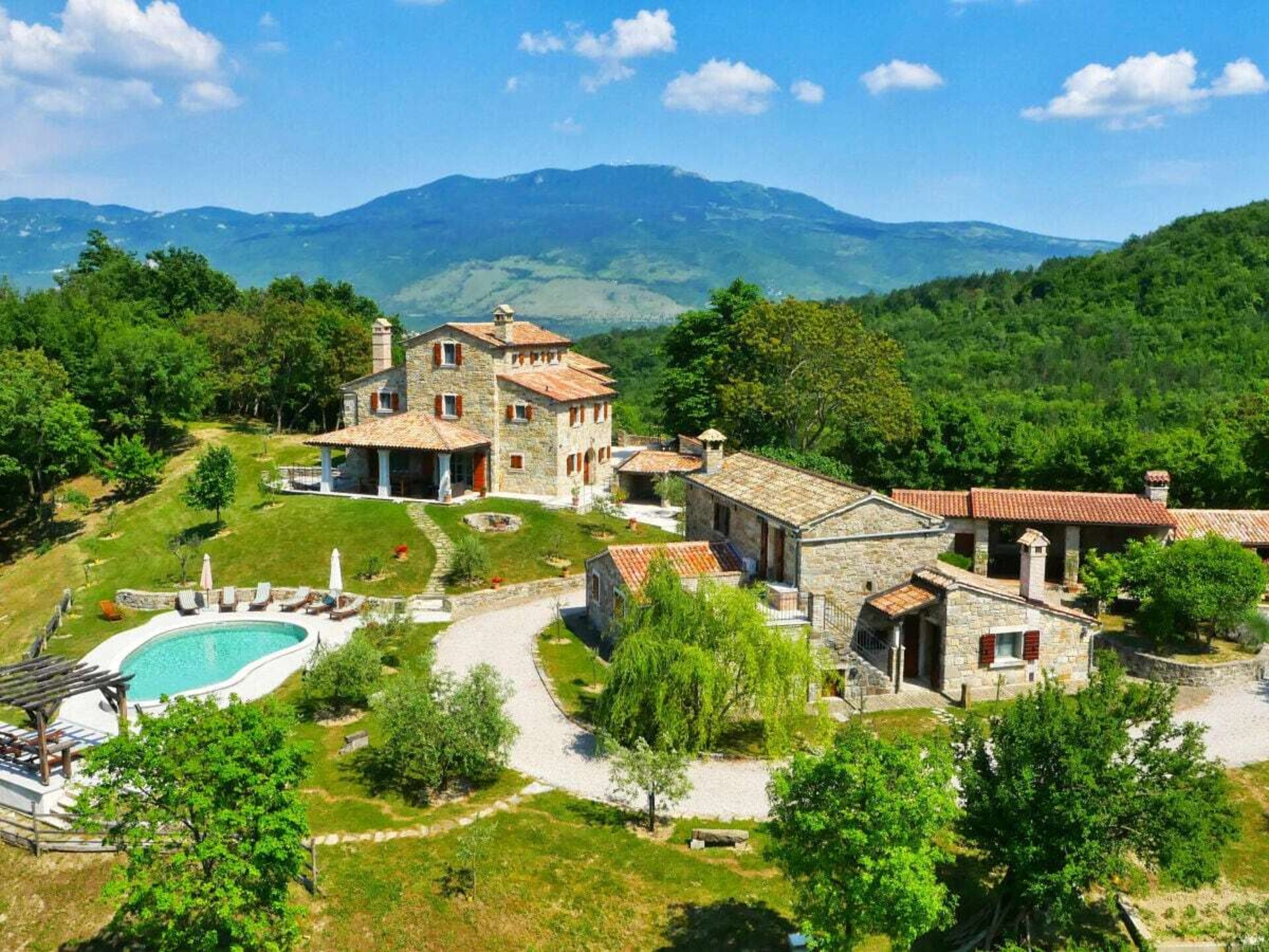 Luxe villa in Istrië voor 15 gasten met zwembad en panoramisch uitzicht - foto 2