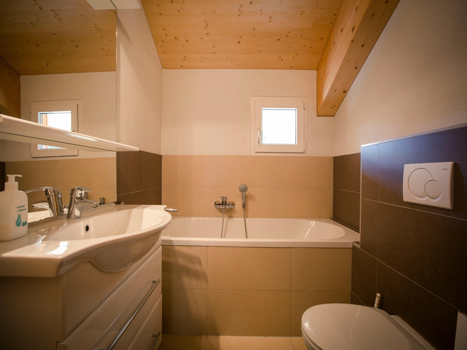 Ruim chalet voor 14 personen met sauna en whirlpool aan de skipiste - foto 16