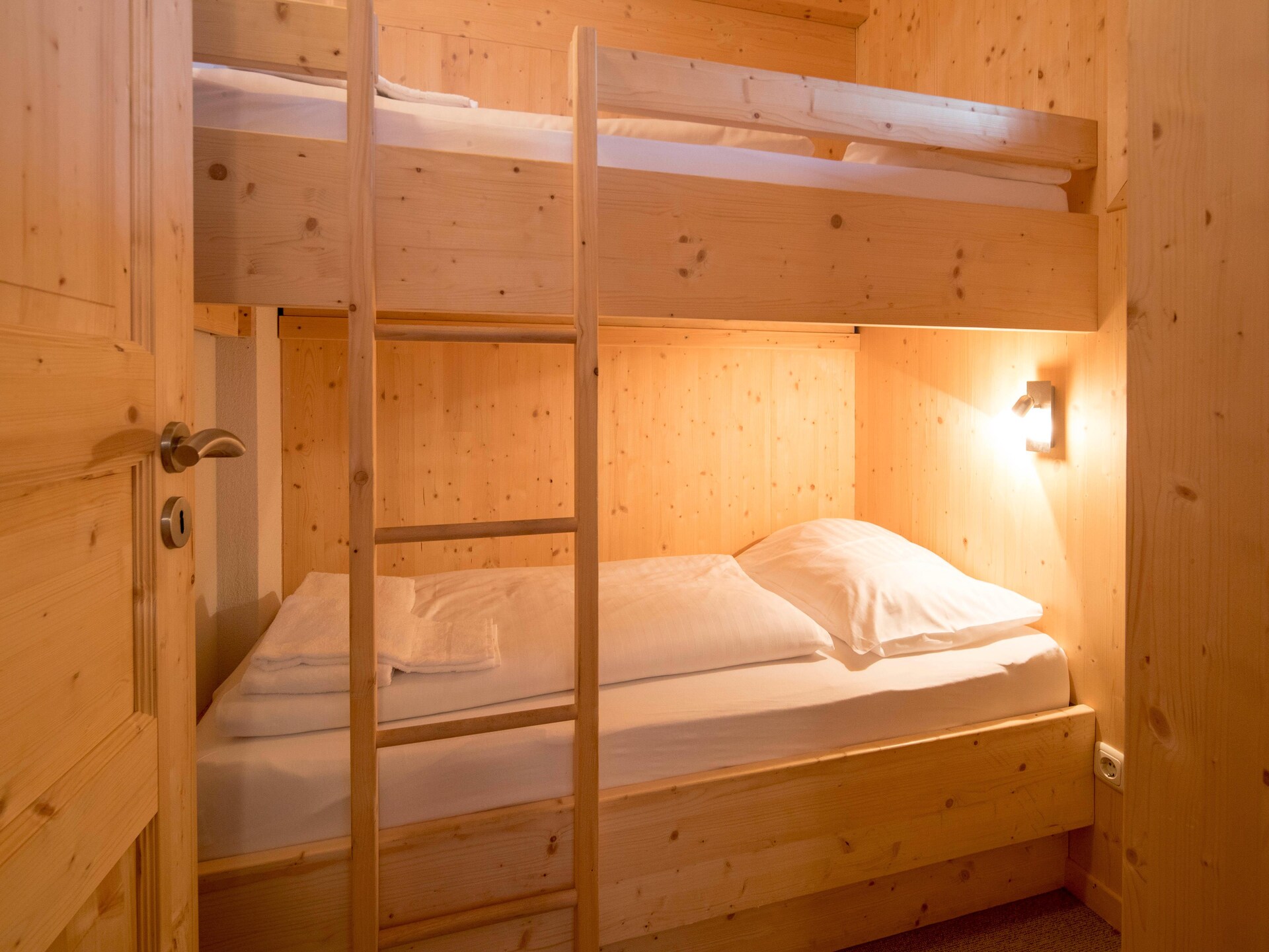 Ruim chalet voor 14 personen met sauna en whirlpool aan de skipiste - foto 14