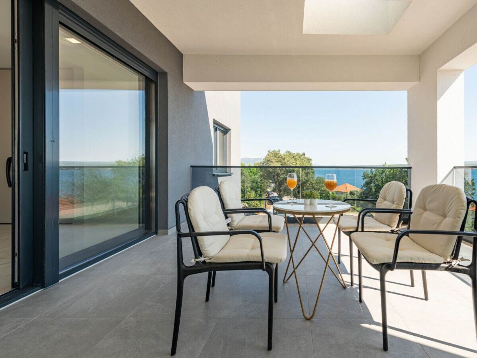 Ruime villa met 3 slaapkamers op 300m van het centrum van Maslenica - foto 16
