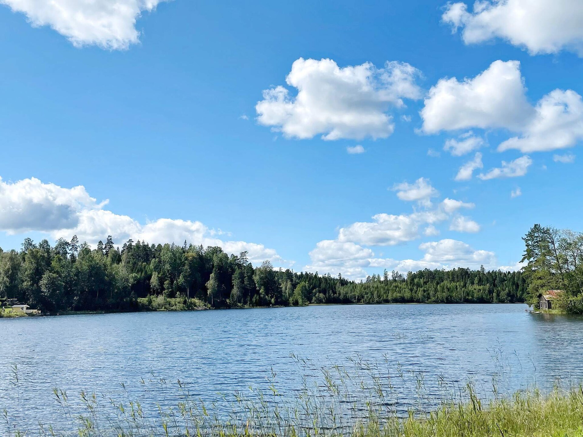 Klassiek rood vakantiehuis bij het meer in Dalsland, Zweden - foto 13