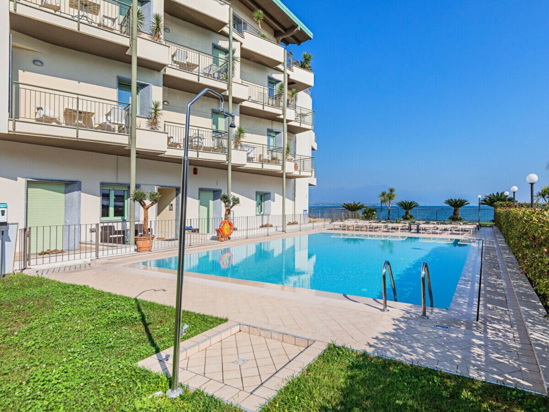 Modern appartement aan het Gardameer met zwembad en meerzicht in Desenzano - foto 6