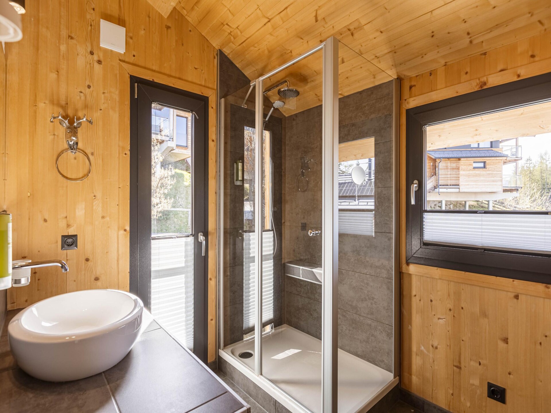 Ski-in/ski-out chalet voor 9 met sauna, bubbelbad en Dachstein uitzicht - foto 14