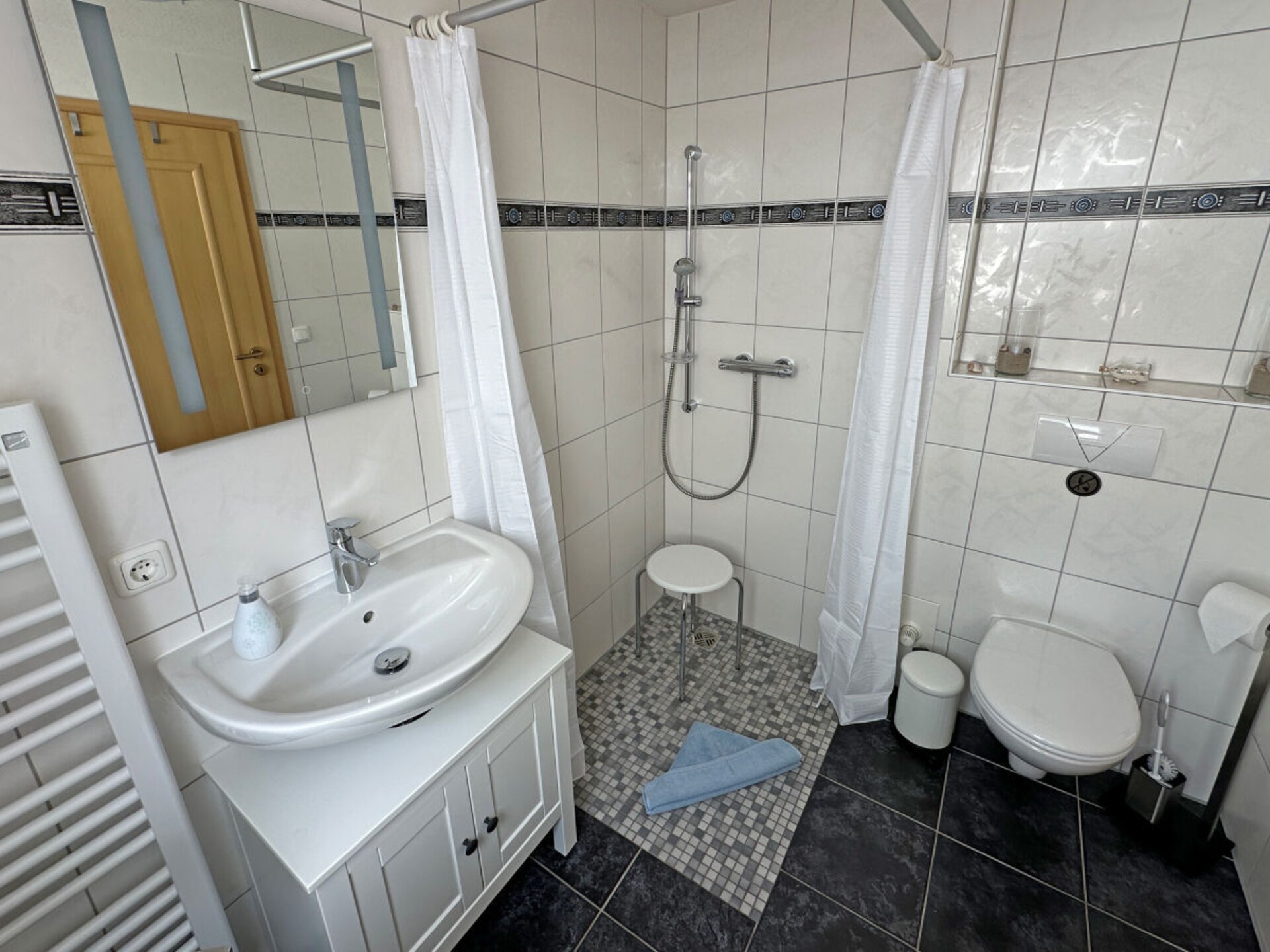 Gerenoveerd 4-sterren appartement in oud vissershuis – centrum Warnemünde - foto 8