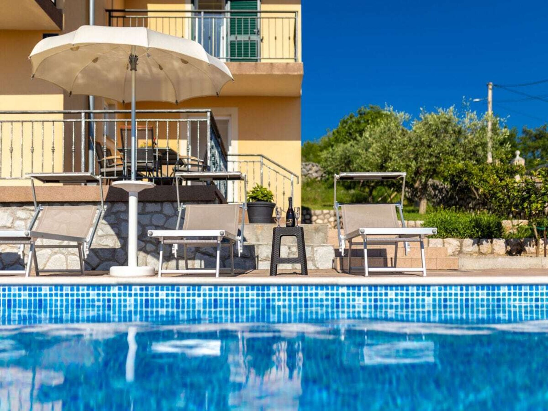 Ruim vakantiehuis met privézwembad en zeezicht bij Krk voor 8 personen - foto 5