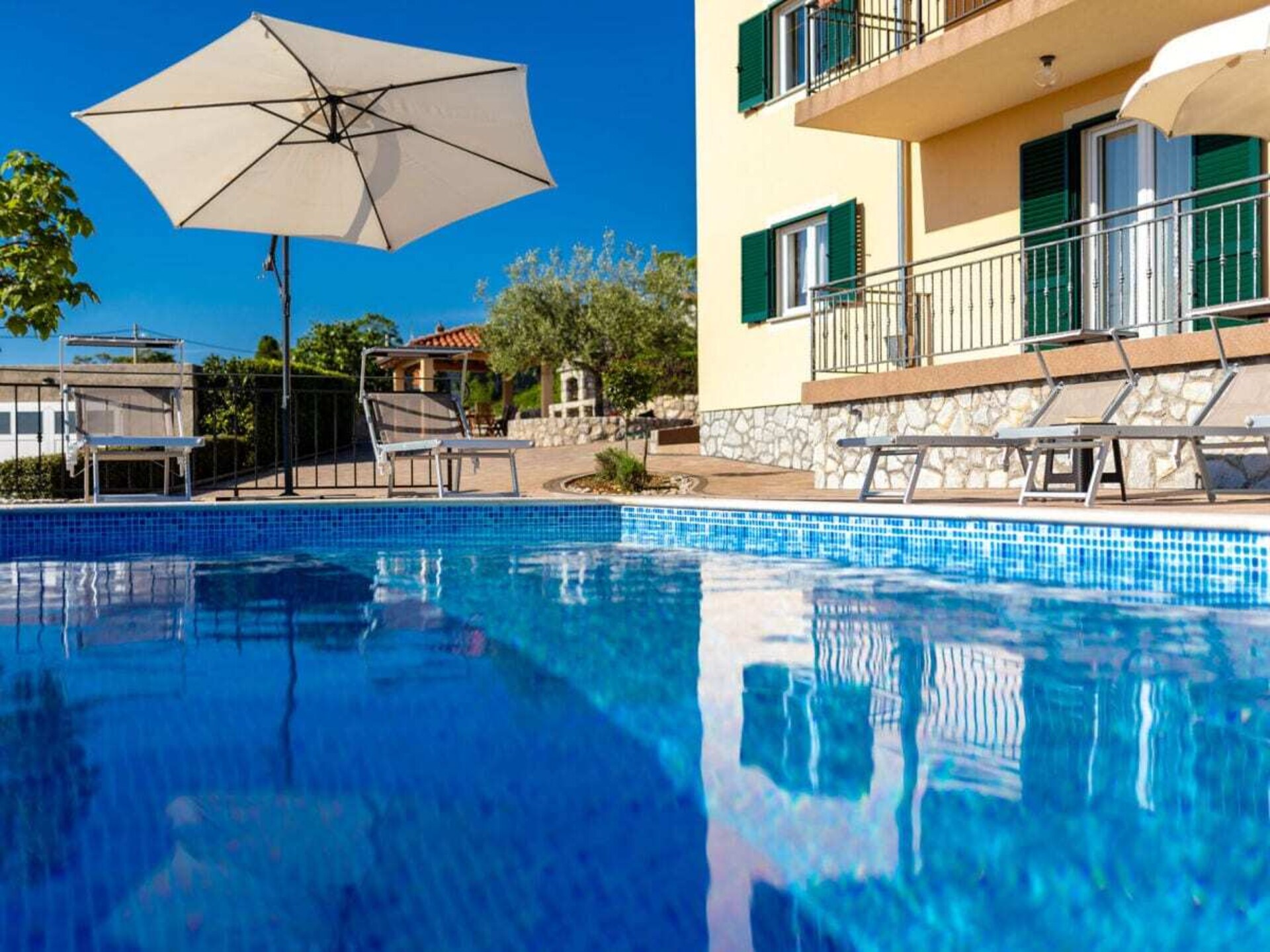 Ruim vakantiehuis met privézwembad en zeezicht bij Krk voor 8 personen - foto 6