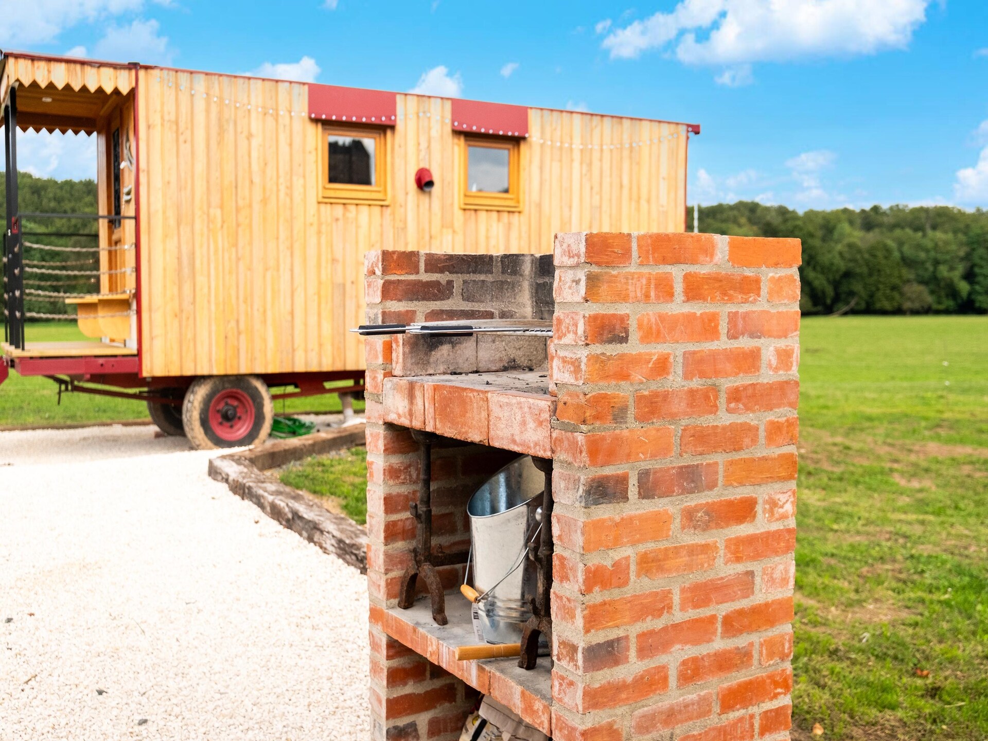Karakteristiek huis met zigeunerwagen, zwembad en uitzicht op kasteel Hautefort - foto 34