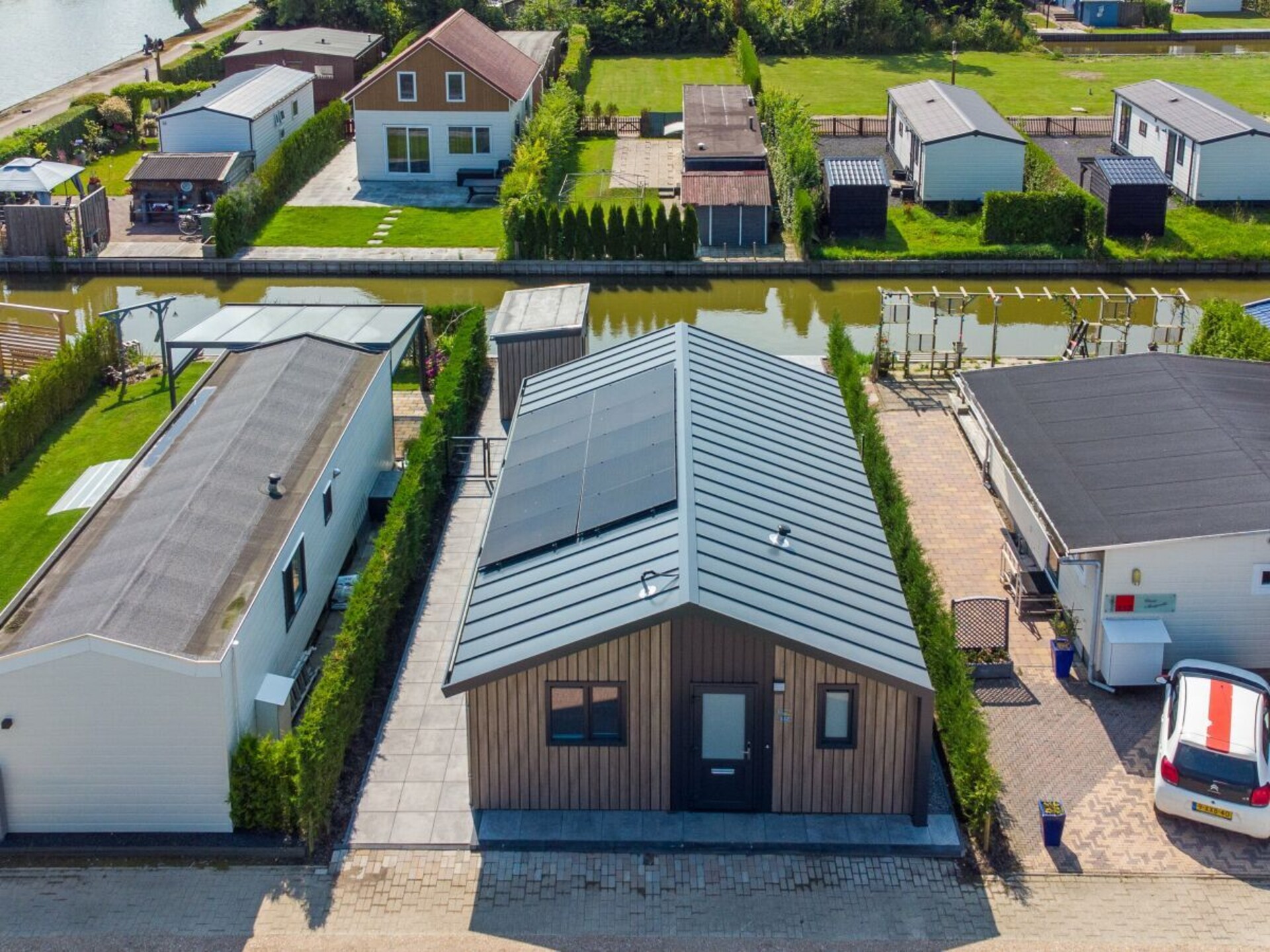 Luxe 6-persoons chalet aan vaarwater in Wervershoof met omheinde tuin - foto 3