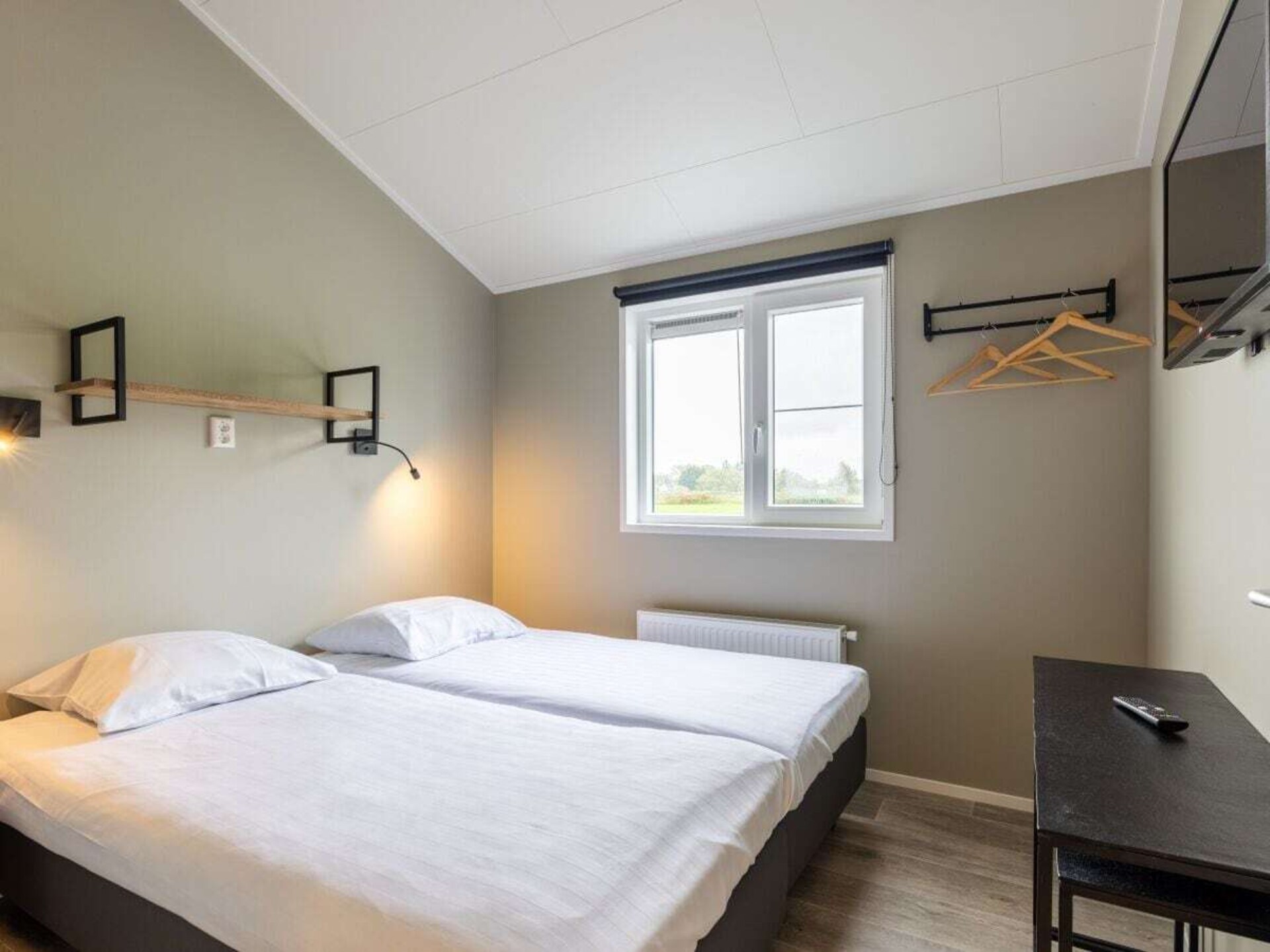 Luxe 6-persoons chalet aan vaarwater in Wervershoof met omheinde tuin - foto 10