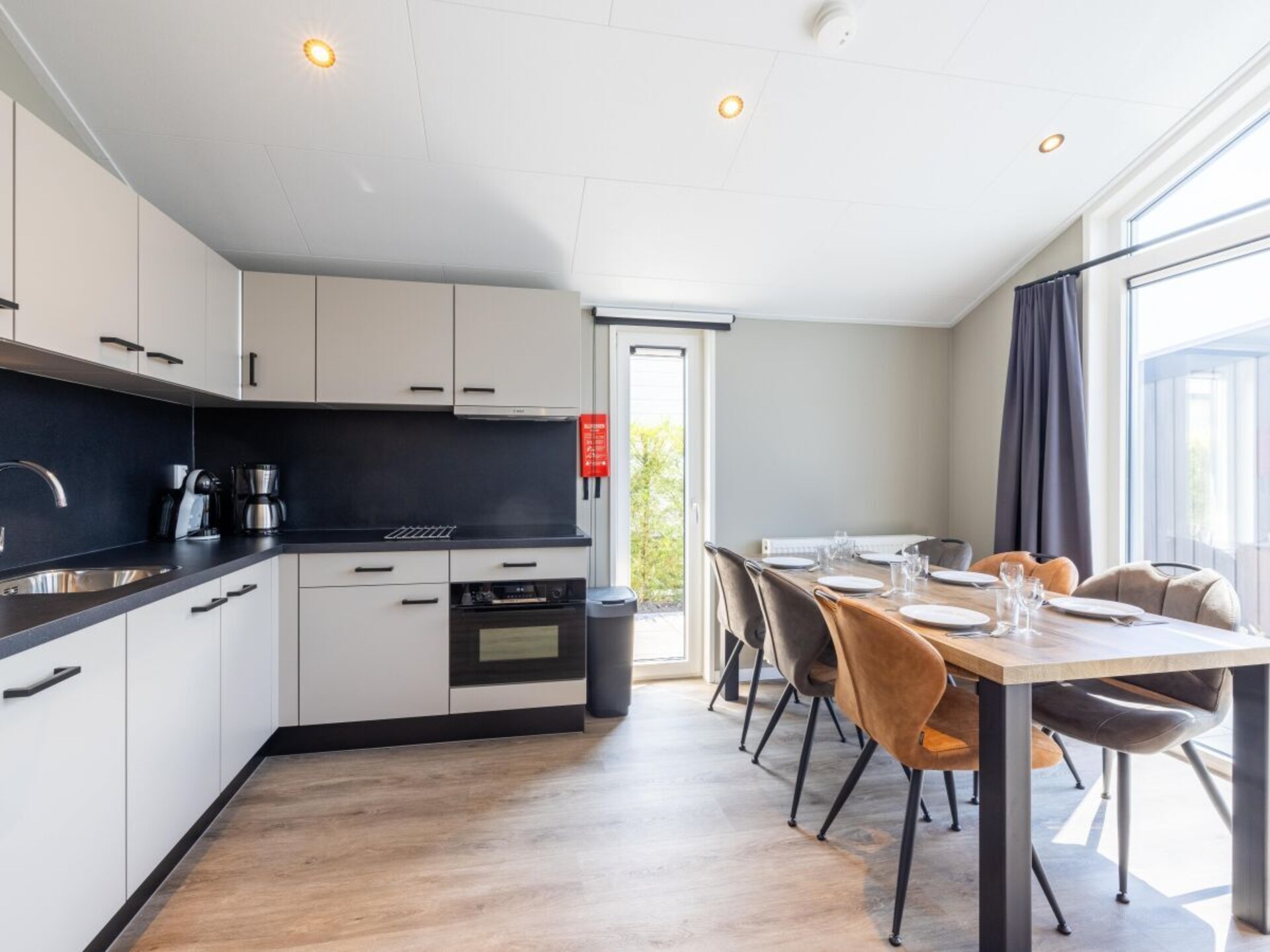 Luxe 6-persoons chalet aan vaarwater in Wervershoof met omheinde tuin - foto 12