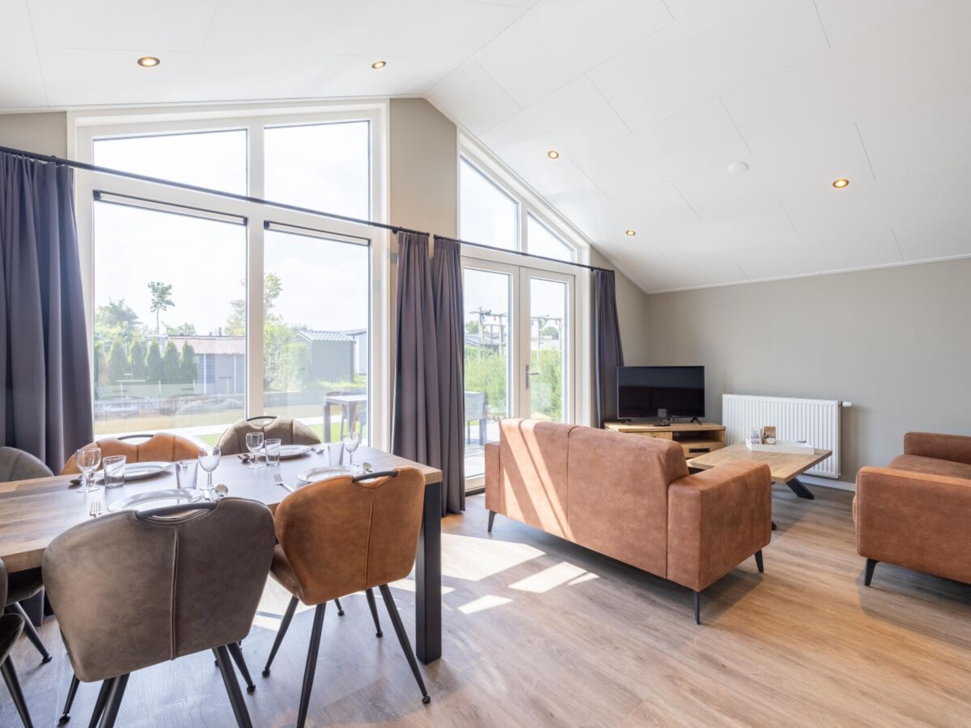 Luxe 6-persoons chalet aan vaarwater in Wervershoof met omheinde tuin - foto 14
