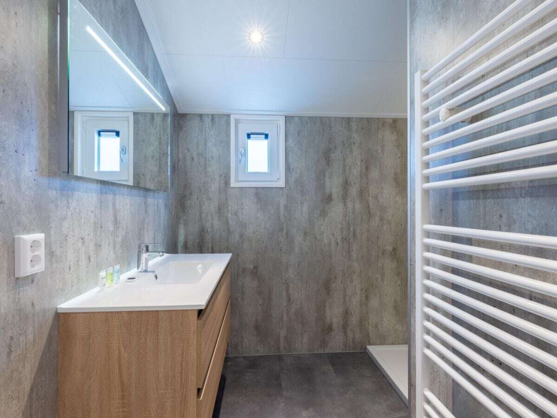 Luxe 6-persoons chalet aan vaarwater in Wervershoof met omheinde tuin - foto 15
