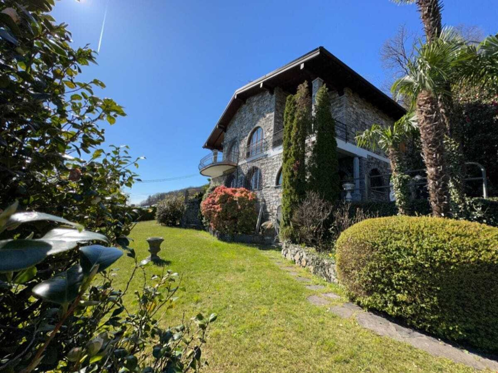 Ruime villa met jacuzzi en panoramisch uitzicht nabij Cannobio - foto 1