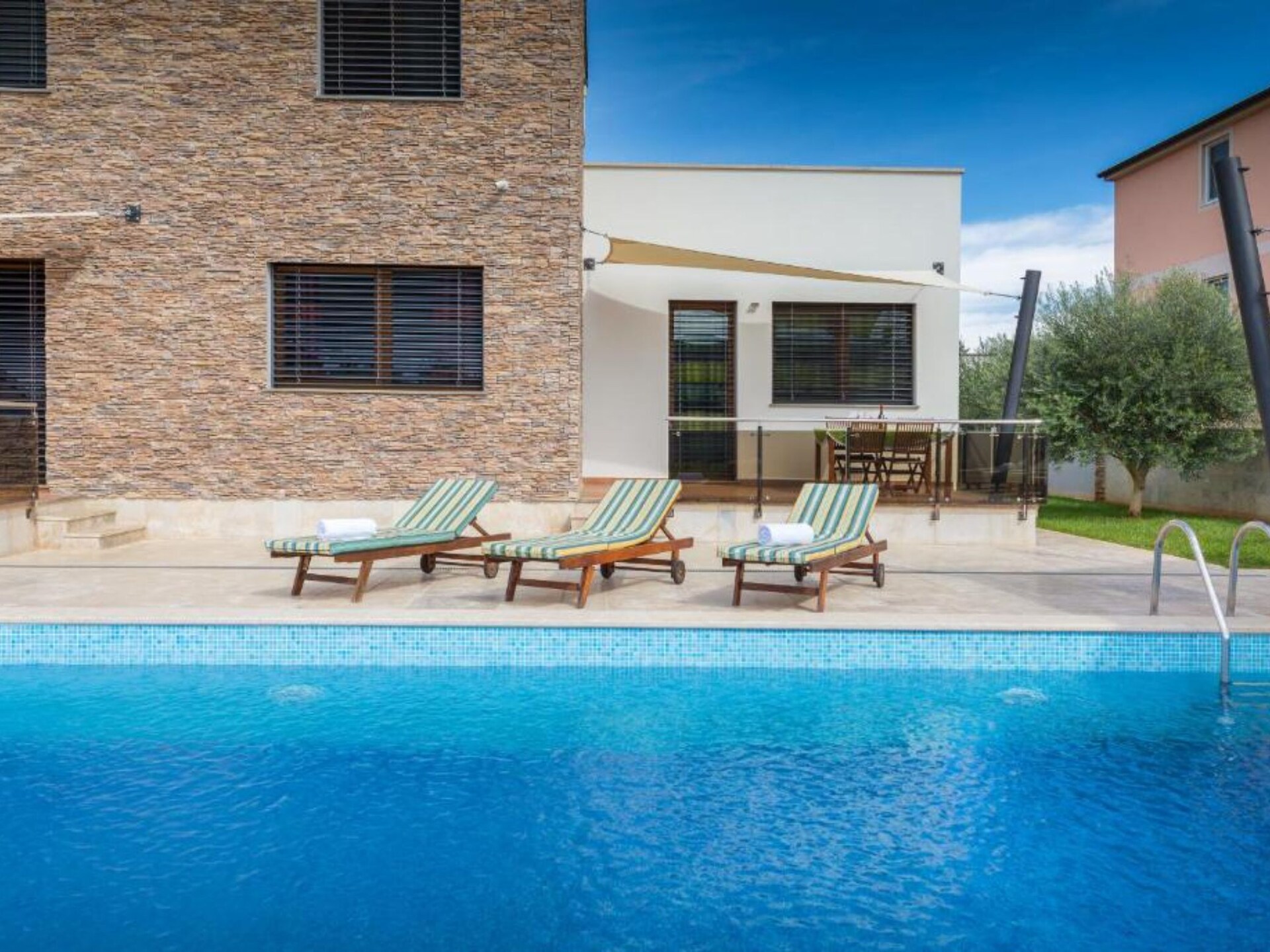 Moderne vier-slaapkamer villa met privézwembad op 800m van het strand in Medulin - foto 45