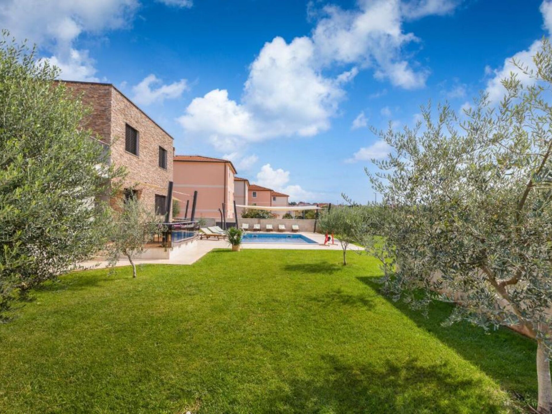 Moderne vier-slaapkamer villa met privézwembad op 800m van het strand in Medulin - foto 31