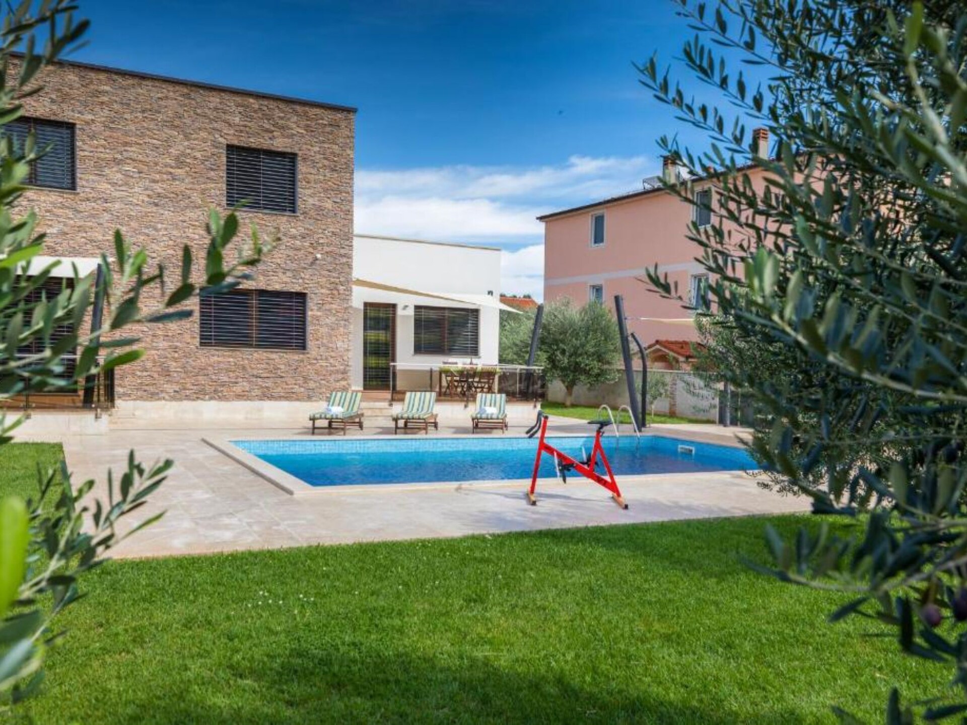 Moderne vier-slaapkamer villa met privézwembad op 800m van het strand in Medulin - foto 40