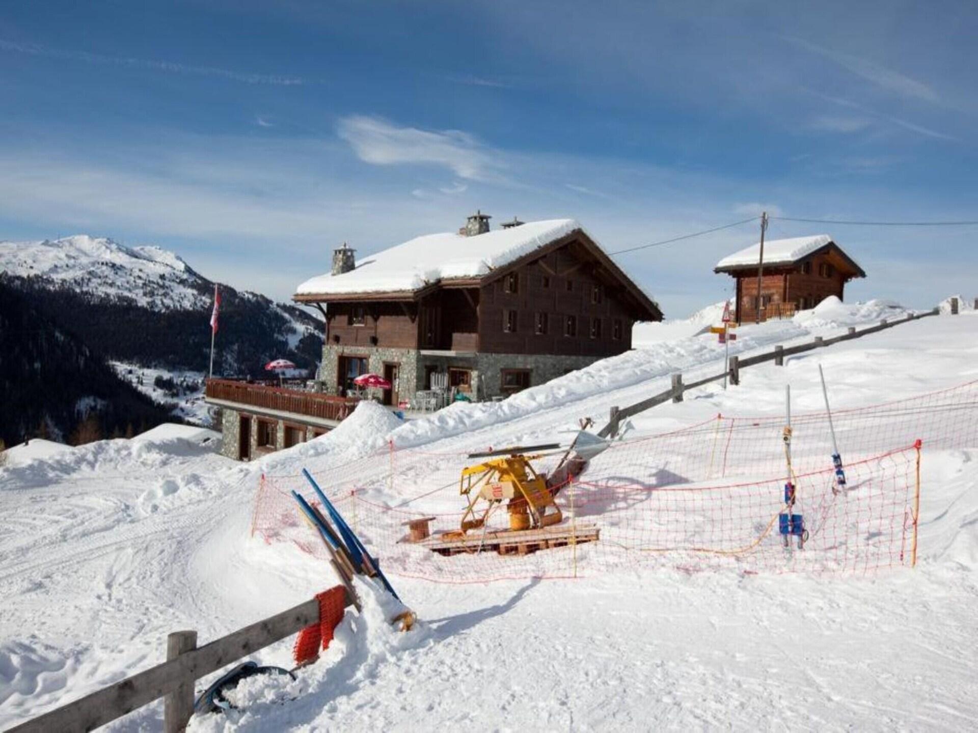 Chalet Des Alpes 004: Direct aan de piste voor 16 personen in WALI - foto 1