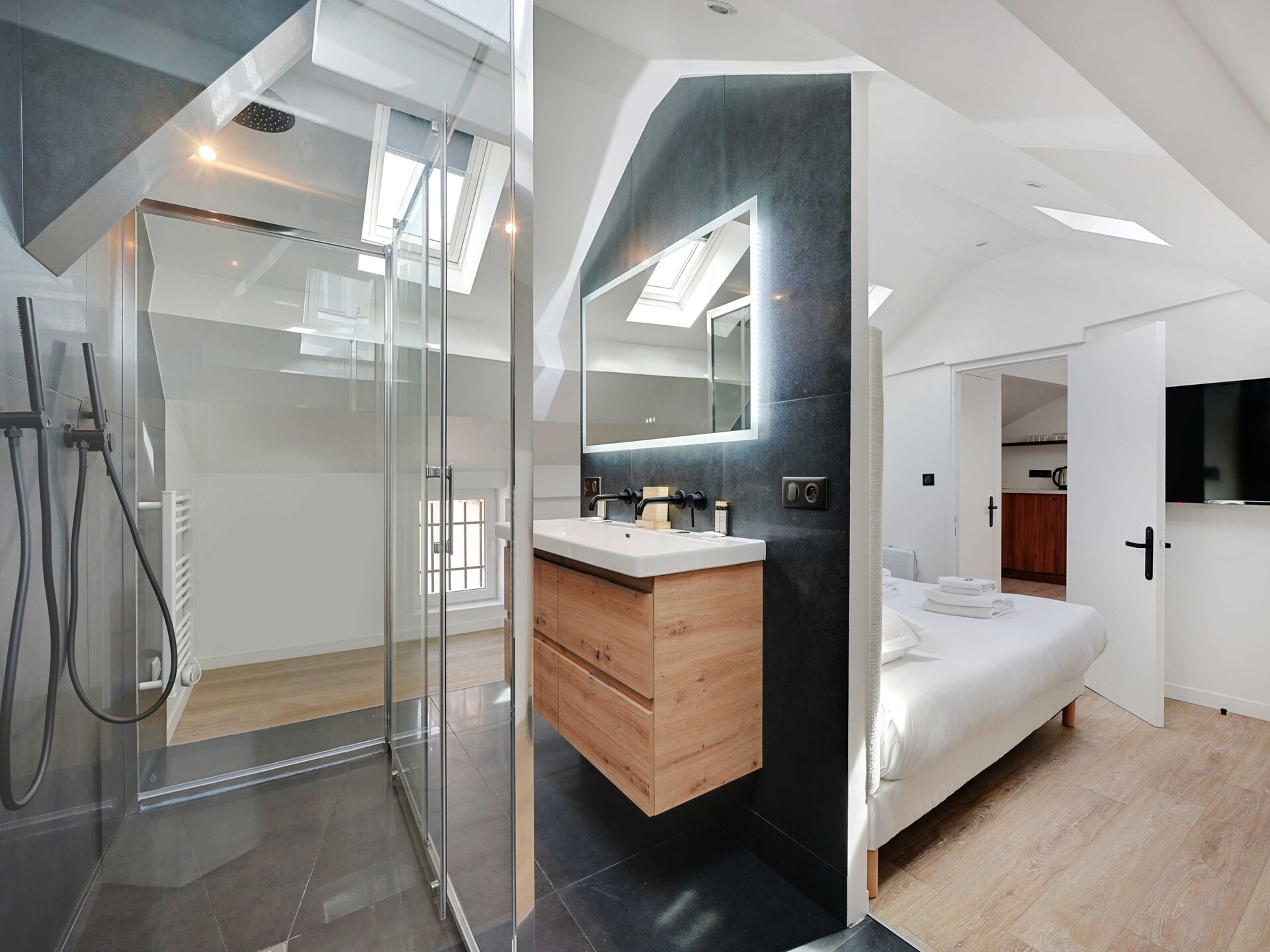 Stijlvol gerenoveerd appartement voor 2 aan de rand van Parijs - foto 7