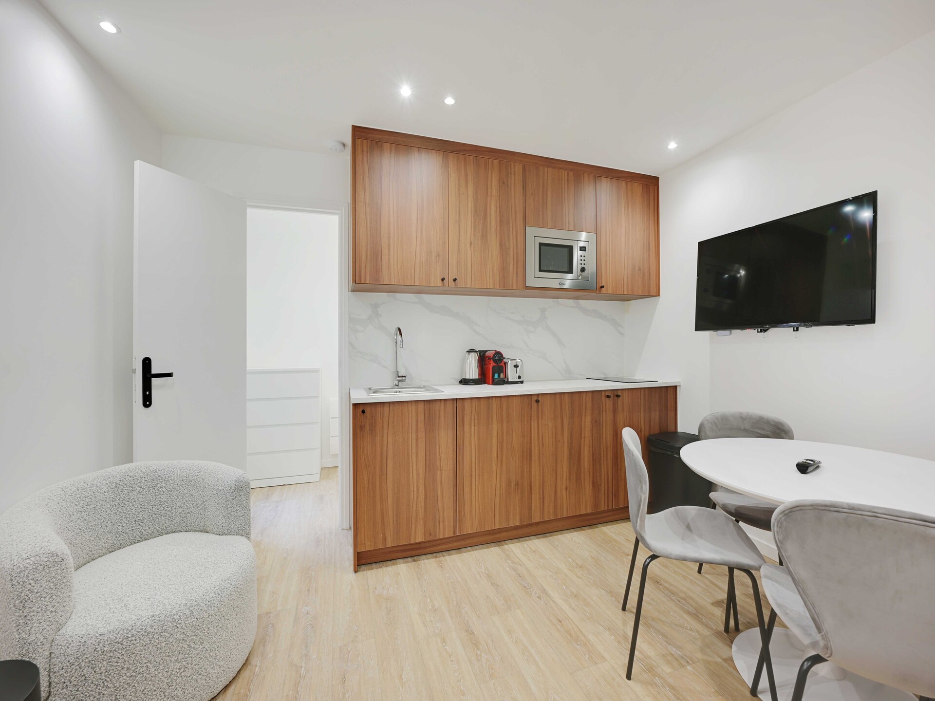 Compact appartement met terras, op 5 minuten van de metro naar Parijs - foto 1