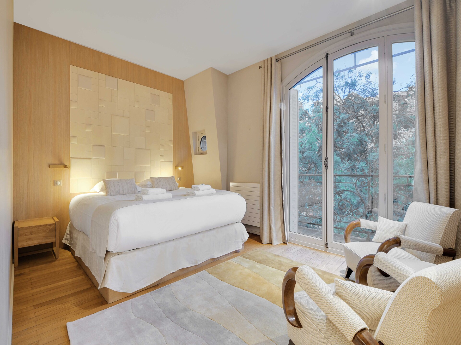 Stijlvol appartement met 4 slaapkamers in het 17e arrondissement, vlakbij metro Pereire - foto 4