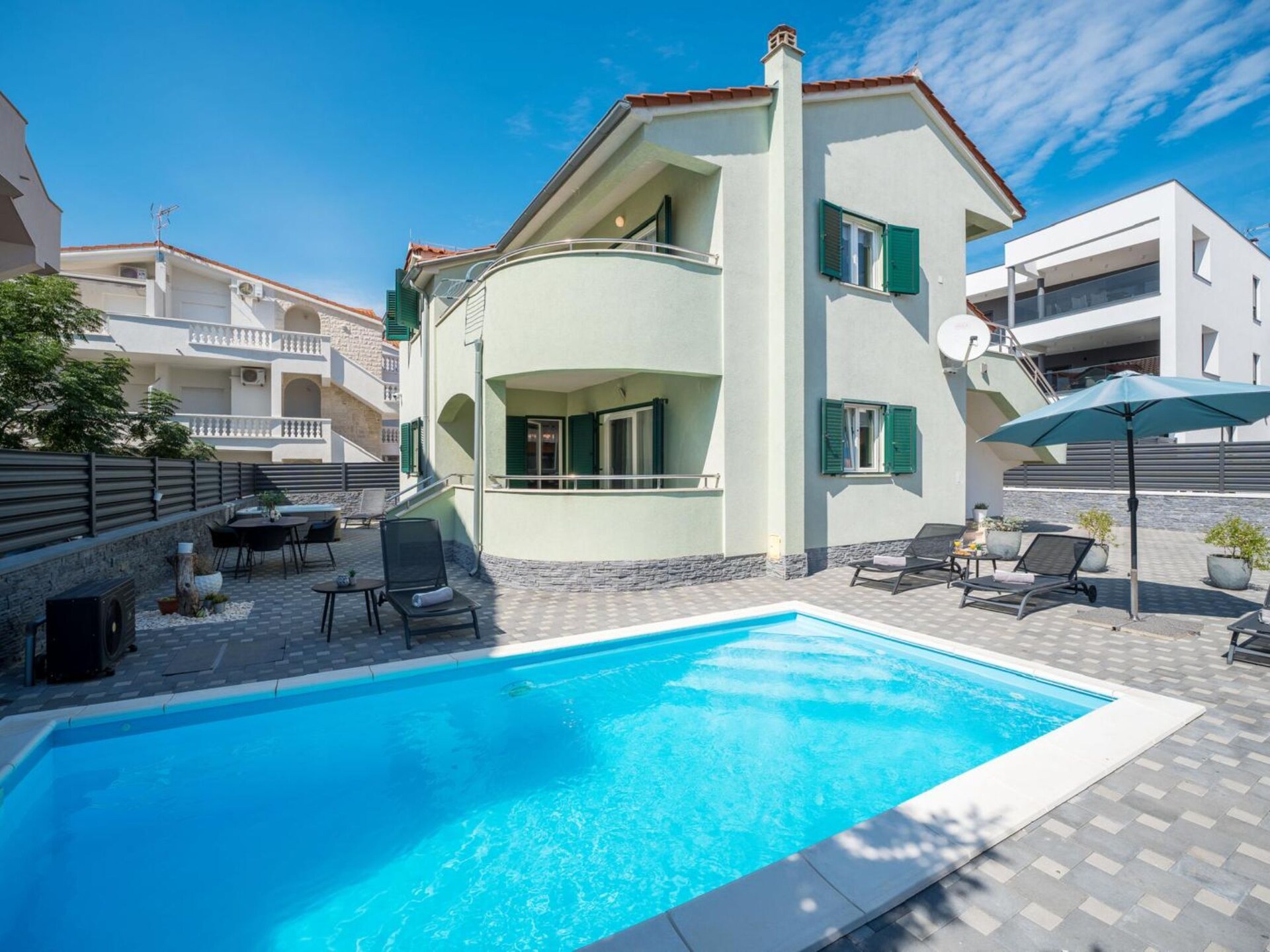 Villa S in Vodice: Ruime Vrijstaande Villa met Privézwembad op 200m van Strand - foto 25