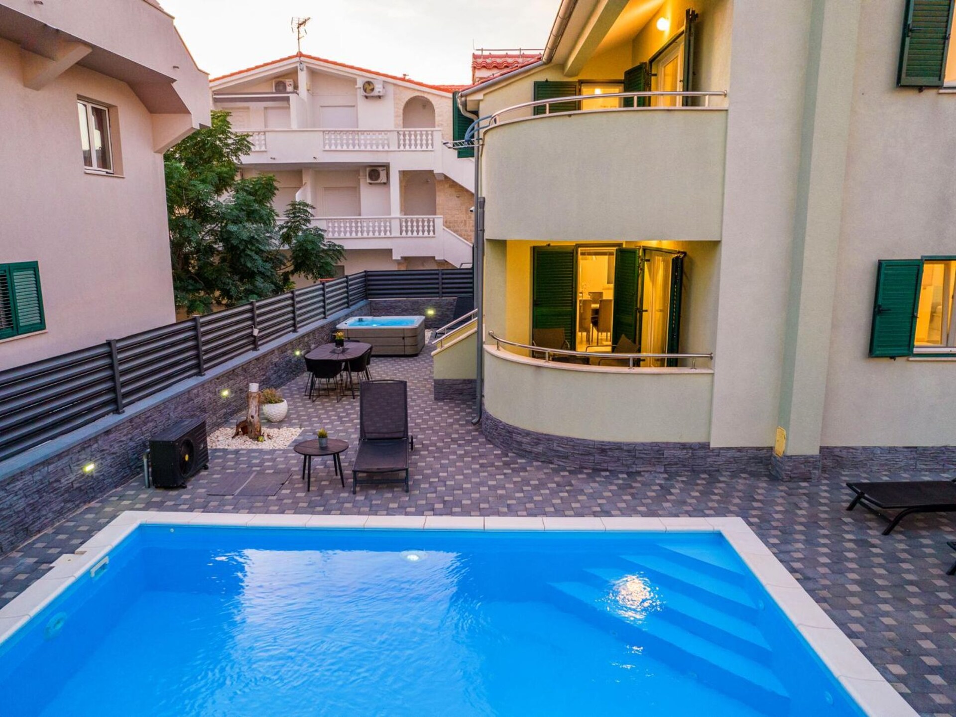 Villa S in Vodice: Ruime Vrijstaande Villa met Privézwembad op 200m van Strand - foto 37