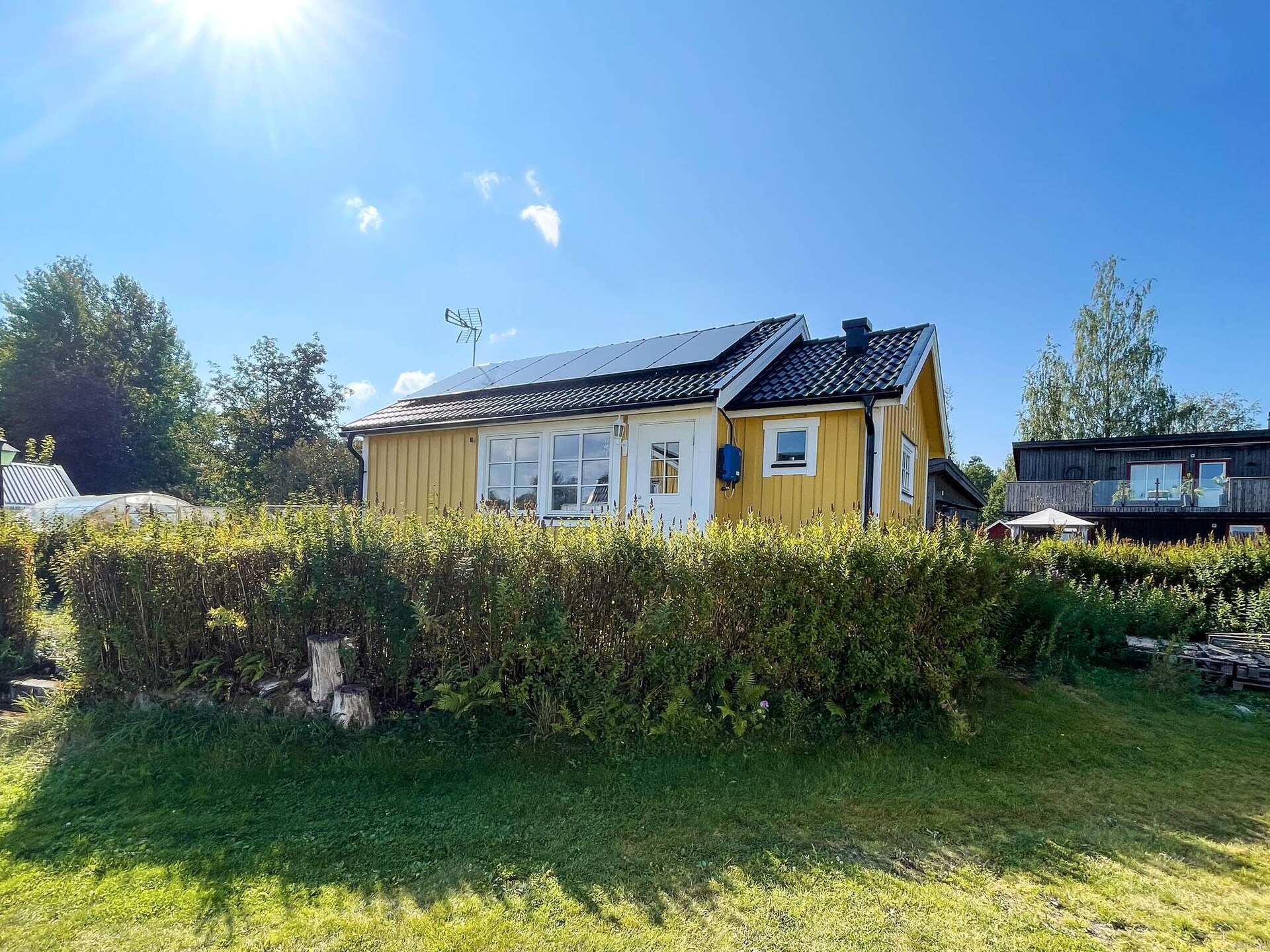 Knus Zweeds vakantiehuis aan het Hjälmaren meer met uitzicht - foto 1