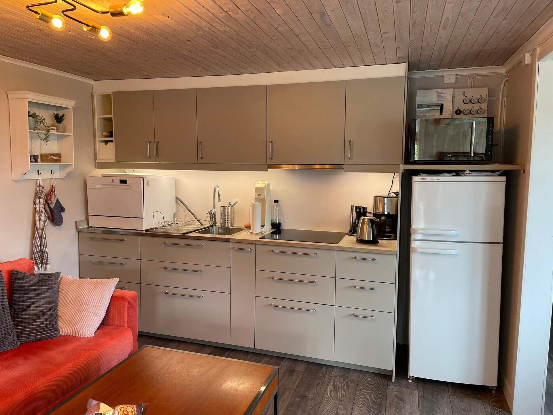 Knus Zweeds vakantiehuis aan het Hjälmaren meer met uitzicht - foto 12