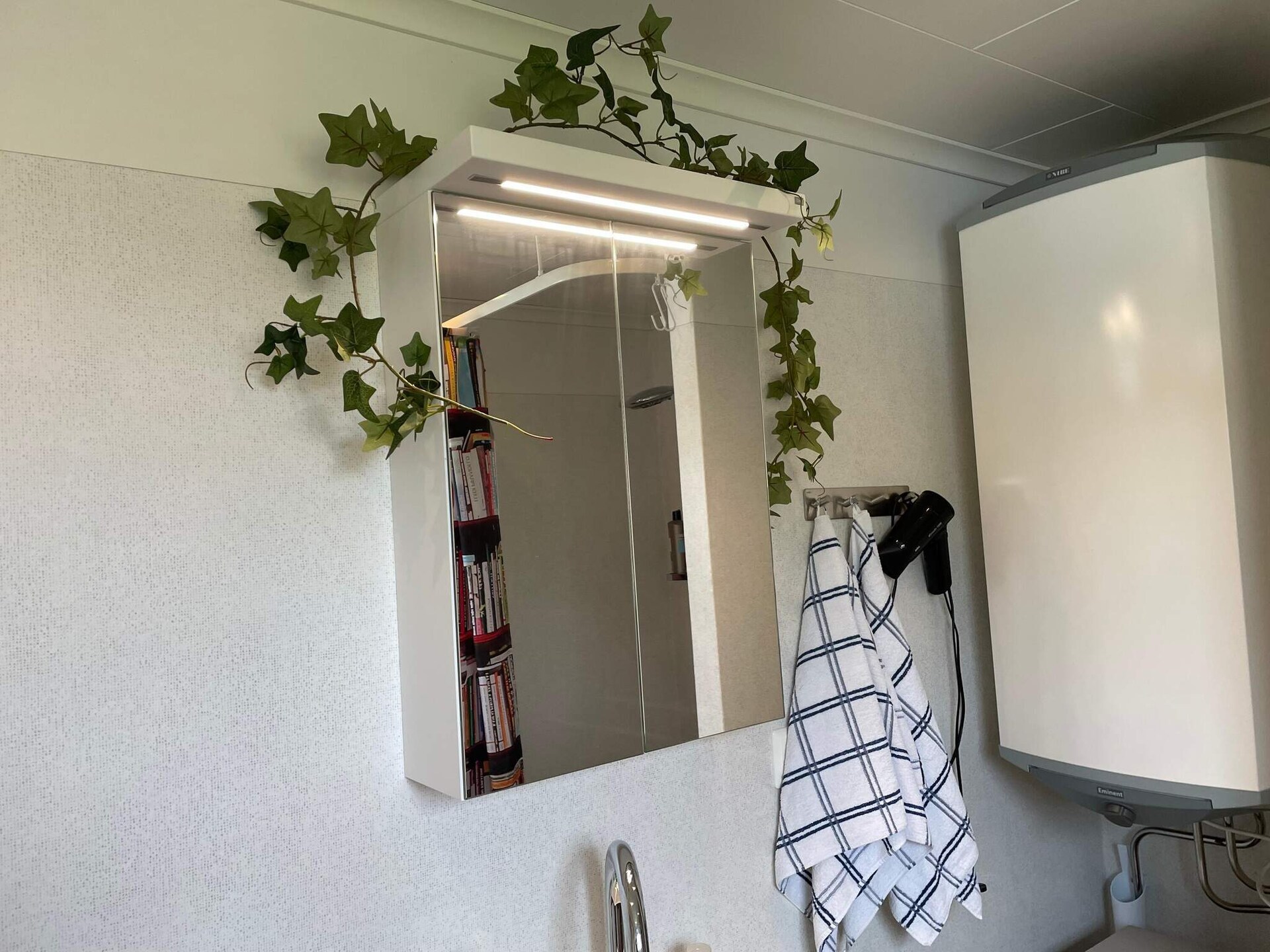 Knus Zweeds vakantiehuis aan het Hjälmaren meer met uitzicht - foto 17