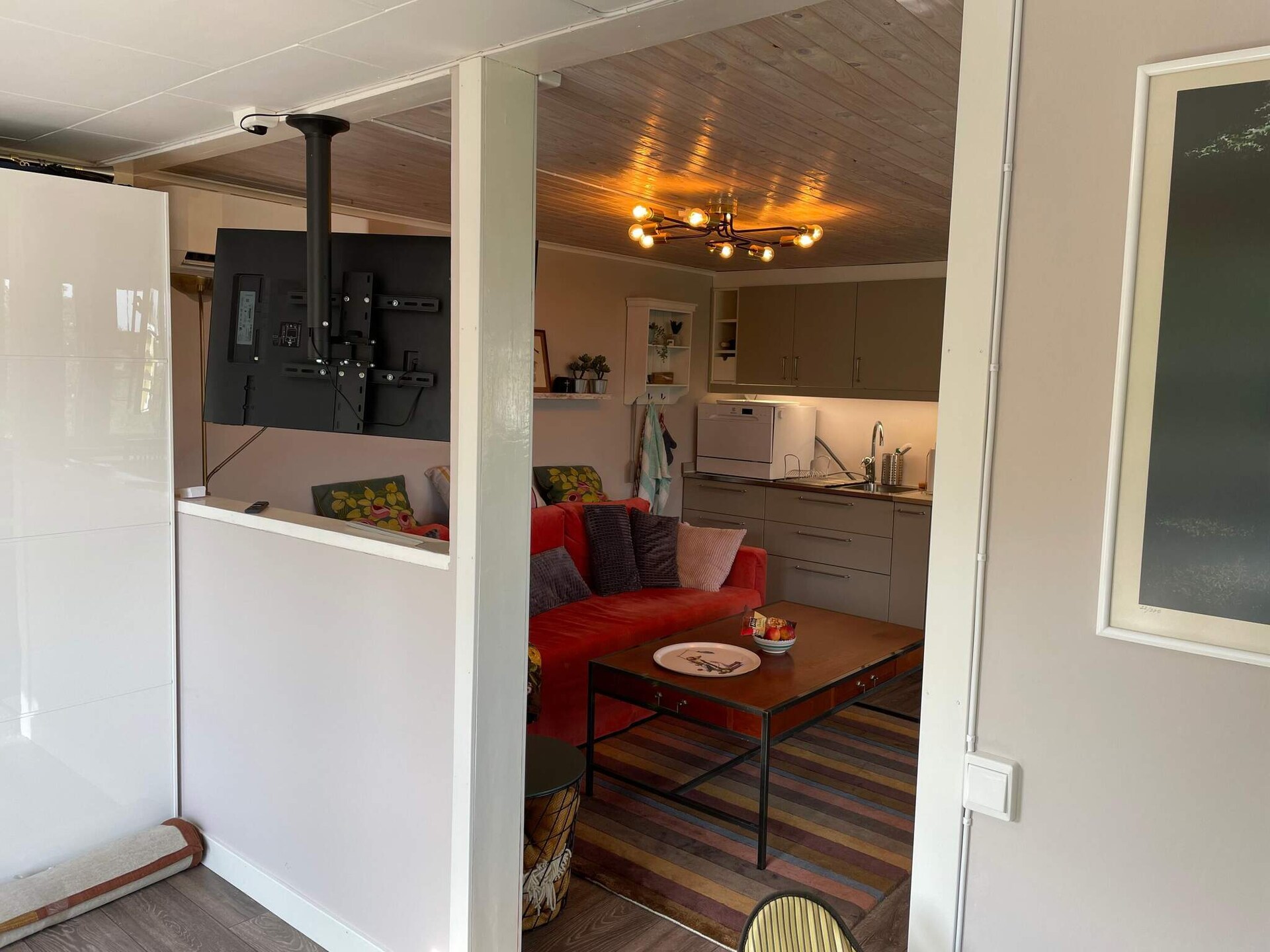 Knus Zweeds vakantiehuis aan het Hjälmaren meer met uitzicht - foto 18
