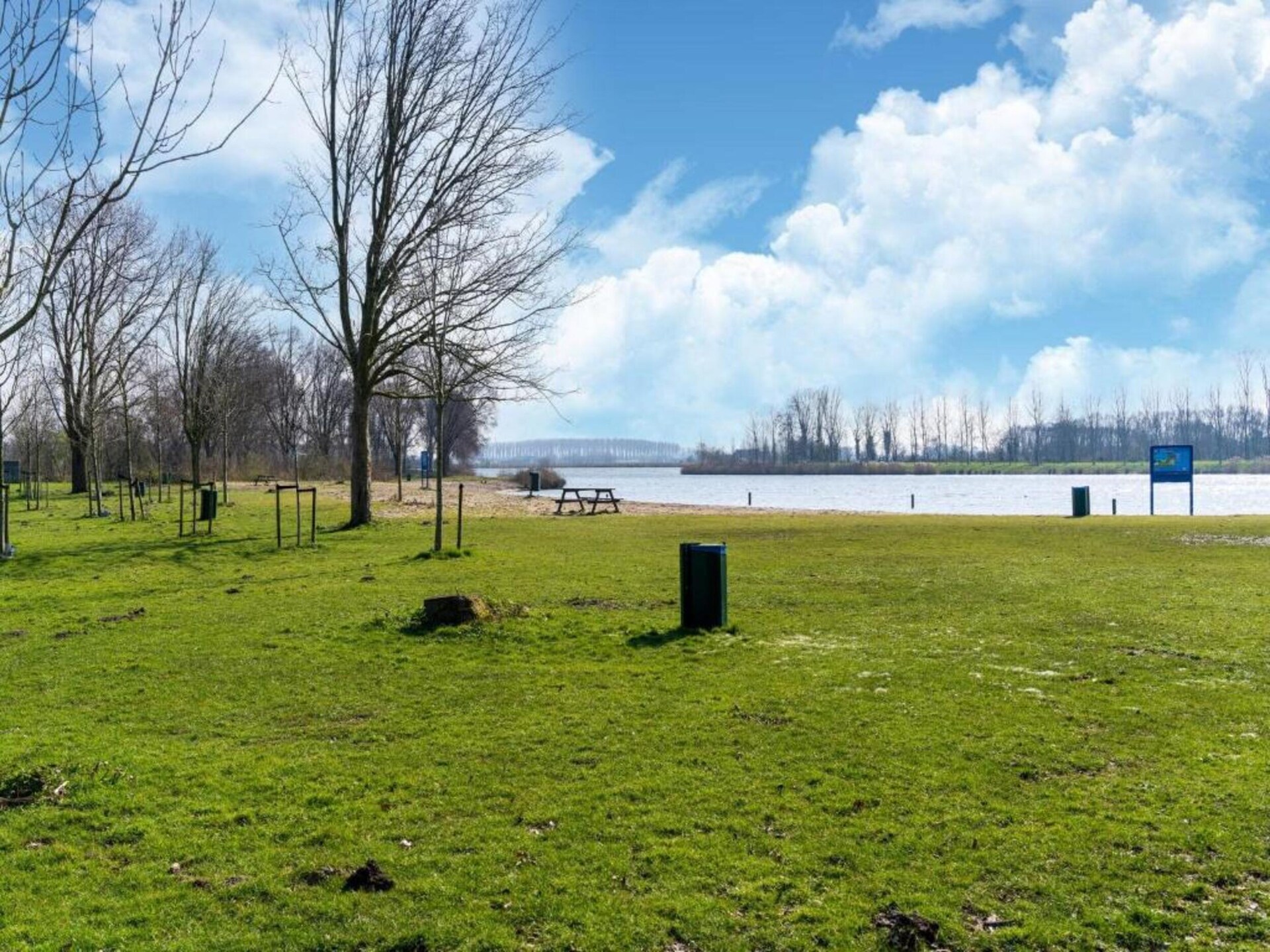 Vrijstaand vakantiehuis aan het water met aanlegsteiger in Simonshaven - foto 25