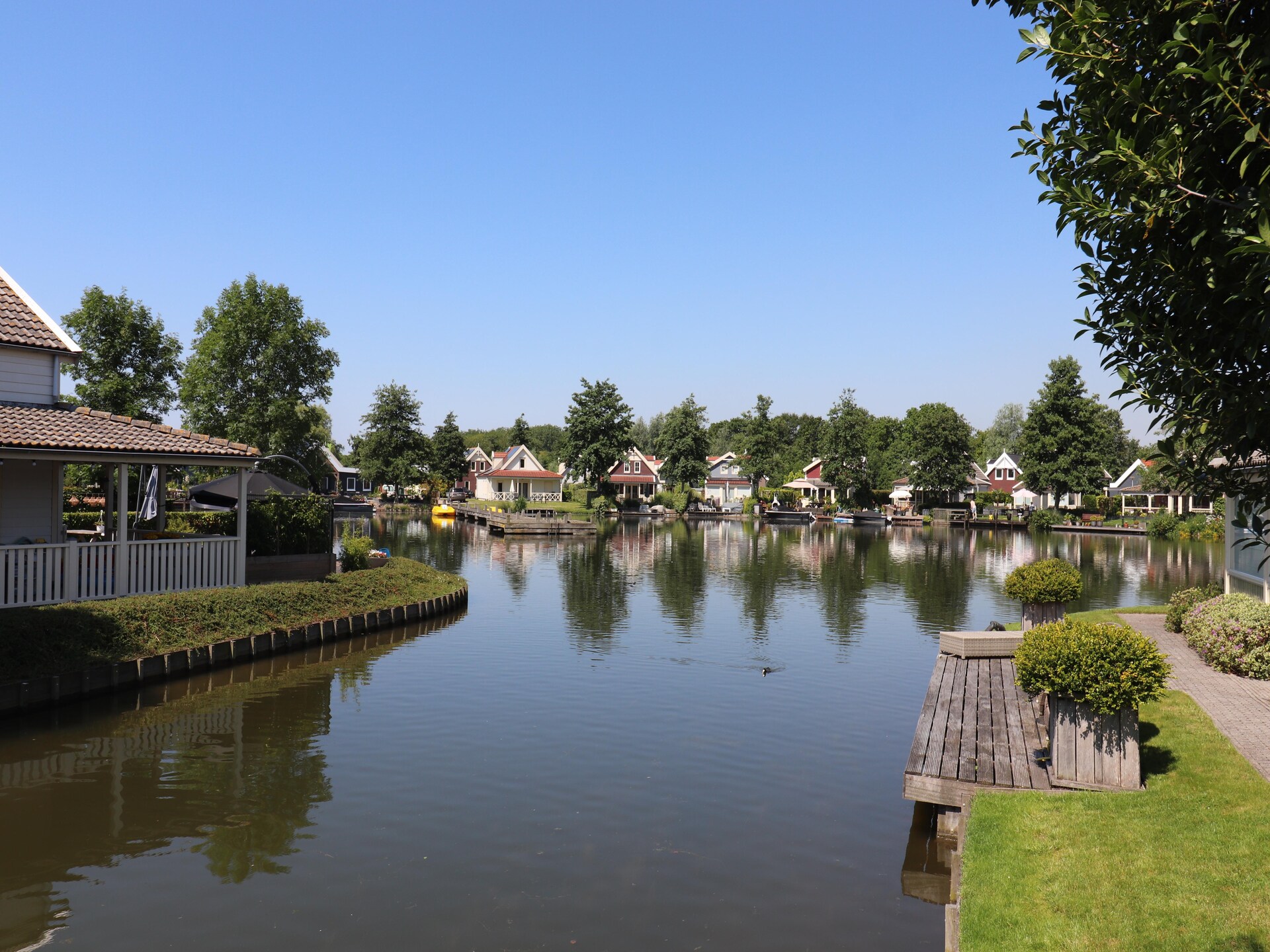Vrijstaand waterbungalow aan meer met visplatform en hondenstrand - foto 16
