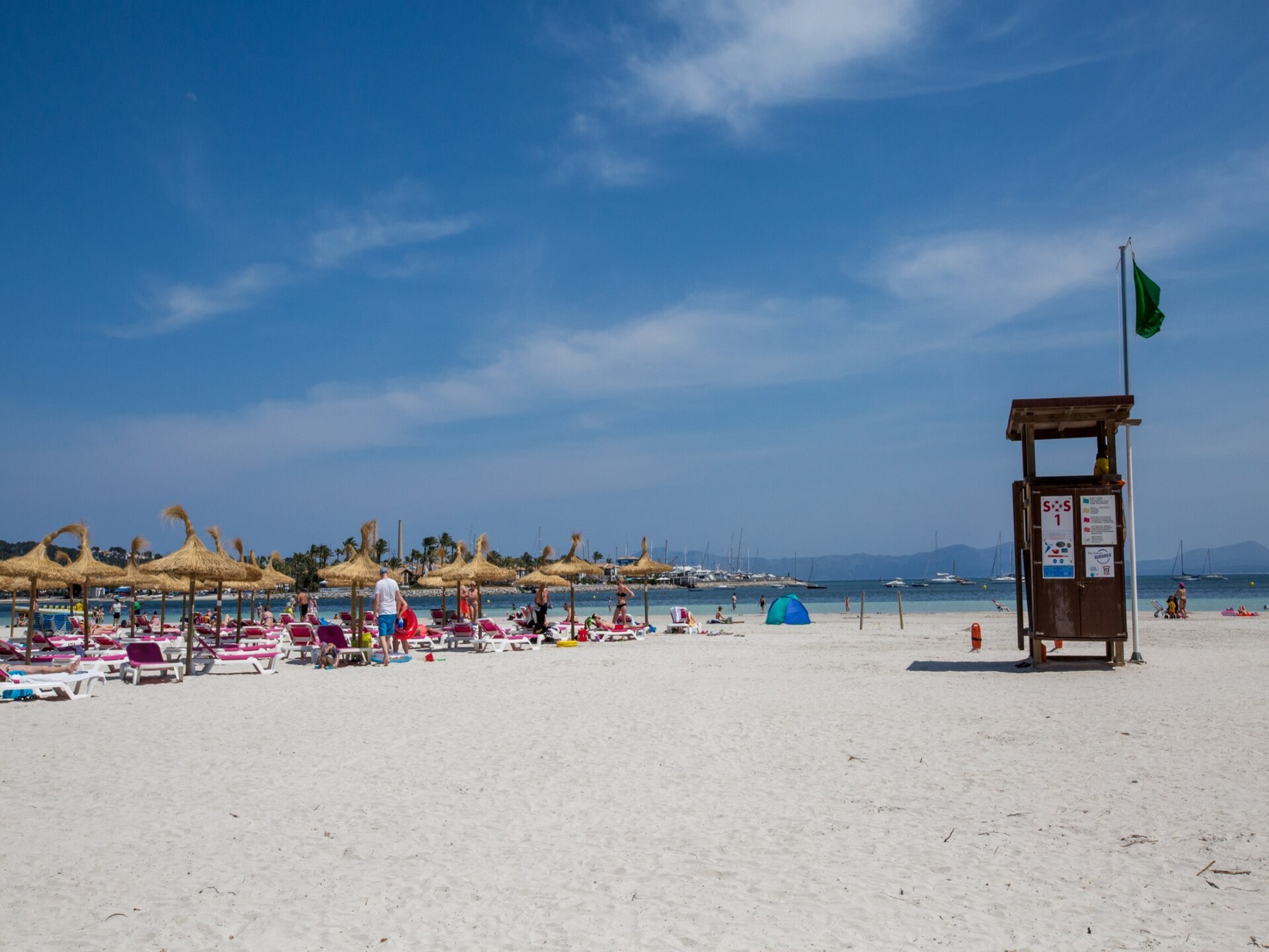 Ruime familietent aan de golfbaan in Port d'Alcúdia, 100m van strand - foto 23