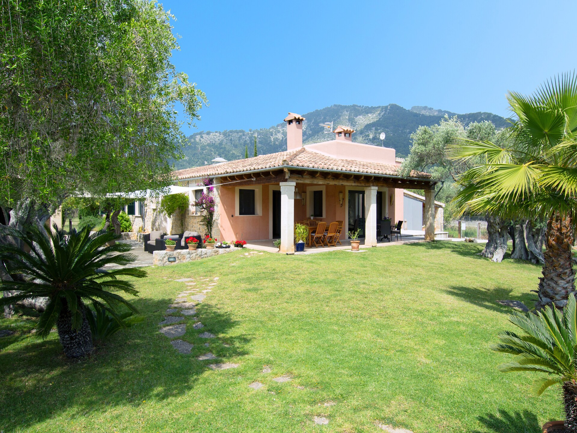 Authentieke villa aan de voet van de Tramuntana met privézwembad en gastenverblijf - foto 1
