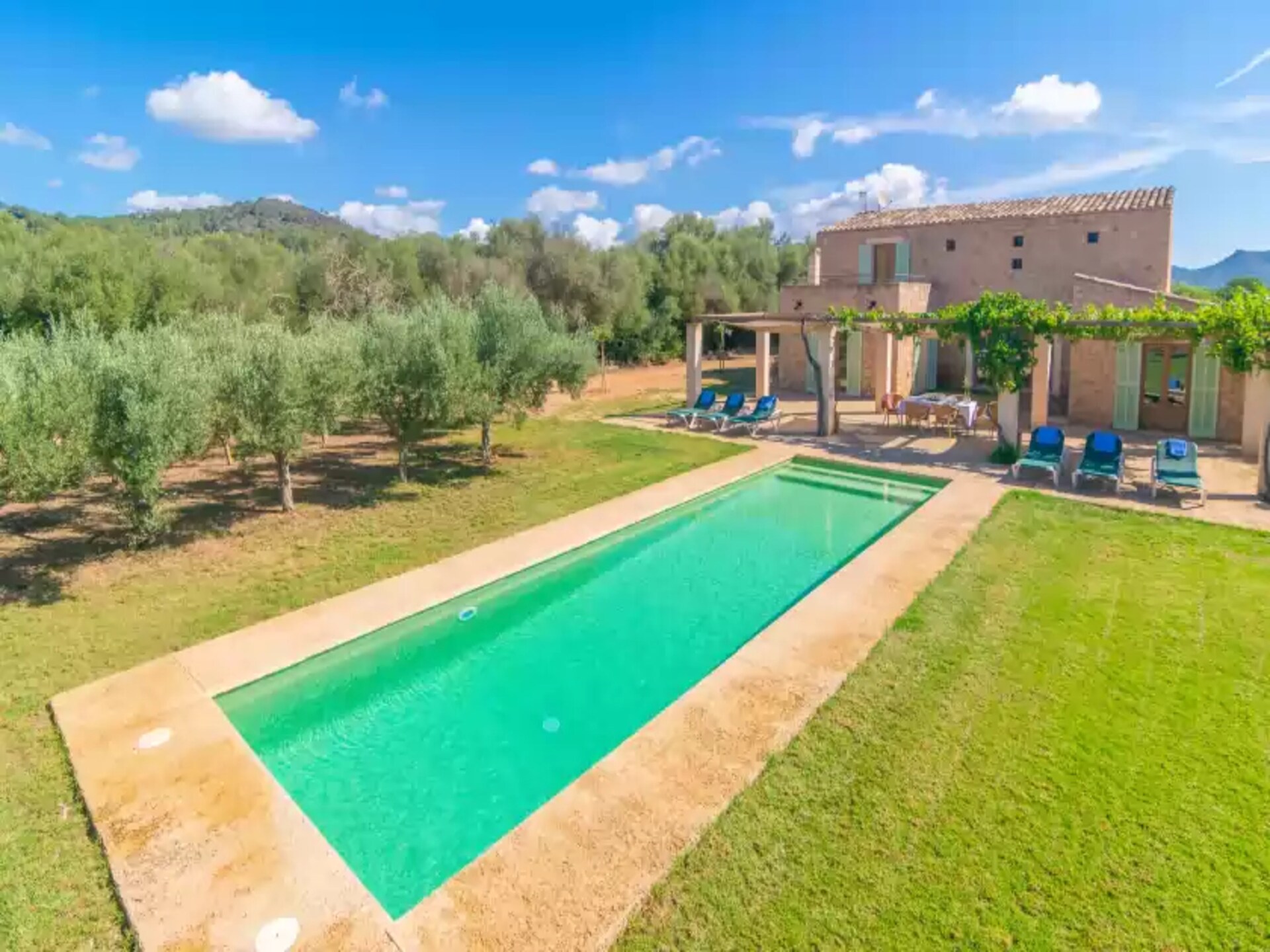 Vrijstaande villa met privézwembad aan golfbaan, 1,1 km van strand - foto 13