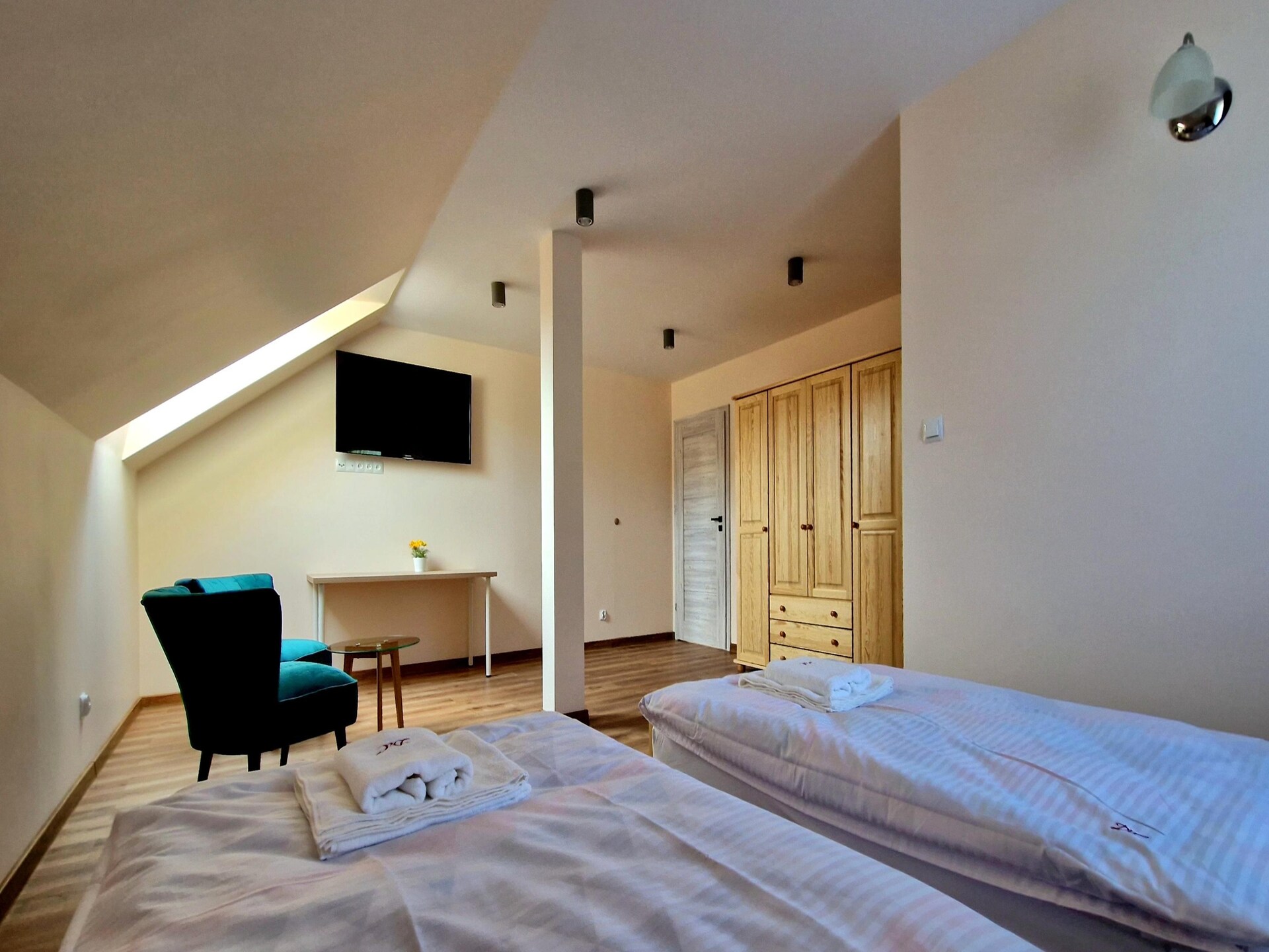 Ruim vakantiehuis met privézwembad voor 10 personen in de bergen van Wiśniowa - foto 14