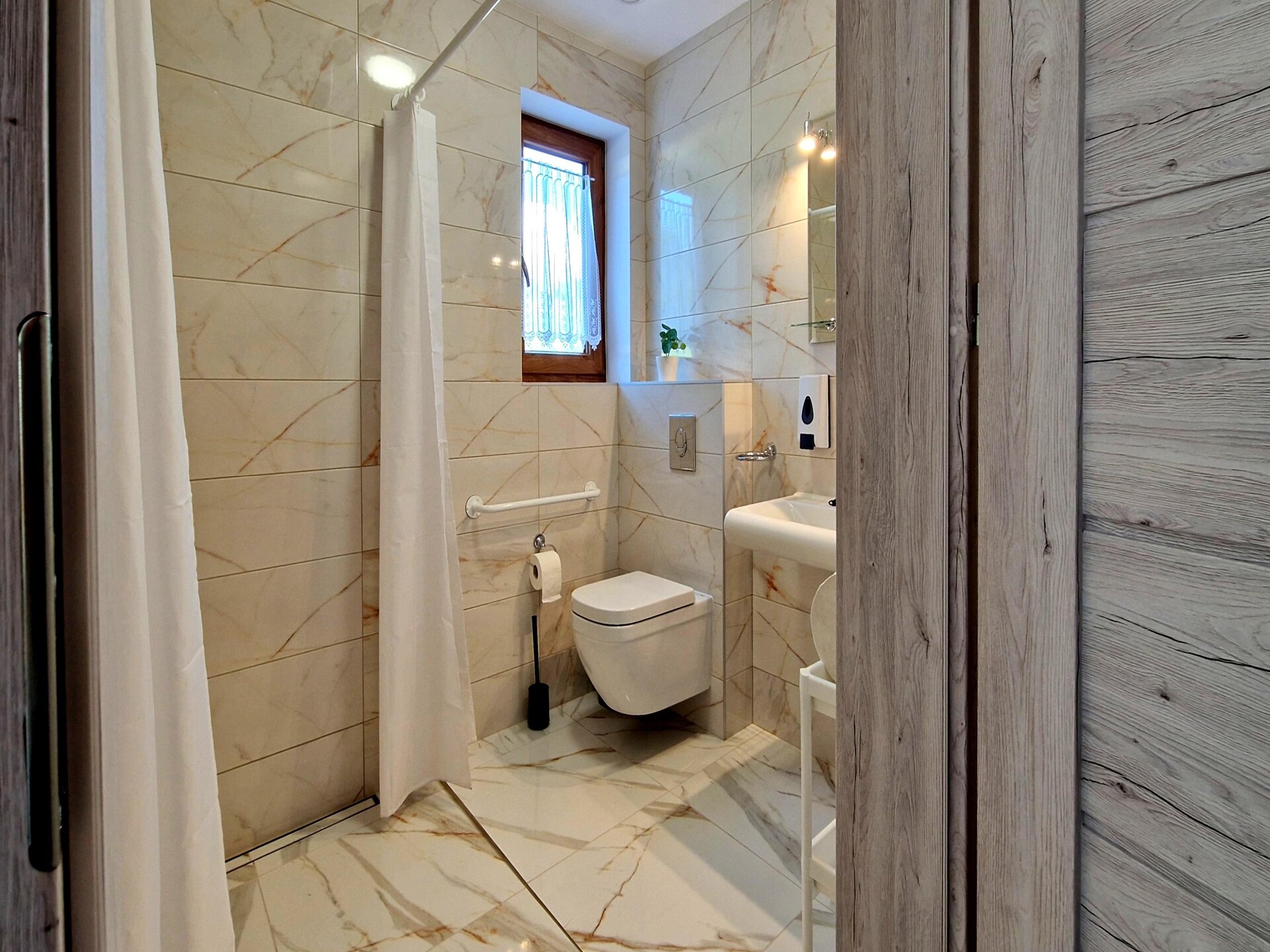 Ruim vakantiehuis met privézwembad voor 10 personen in de bergen van Wiśniowa - foto 19