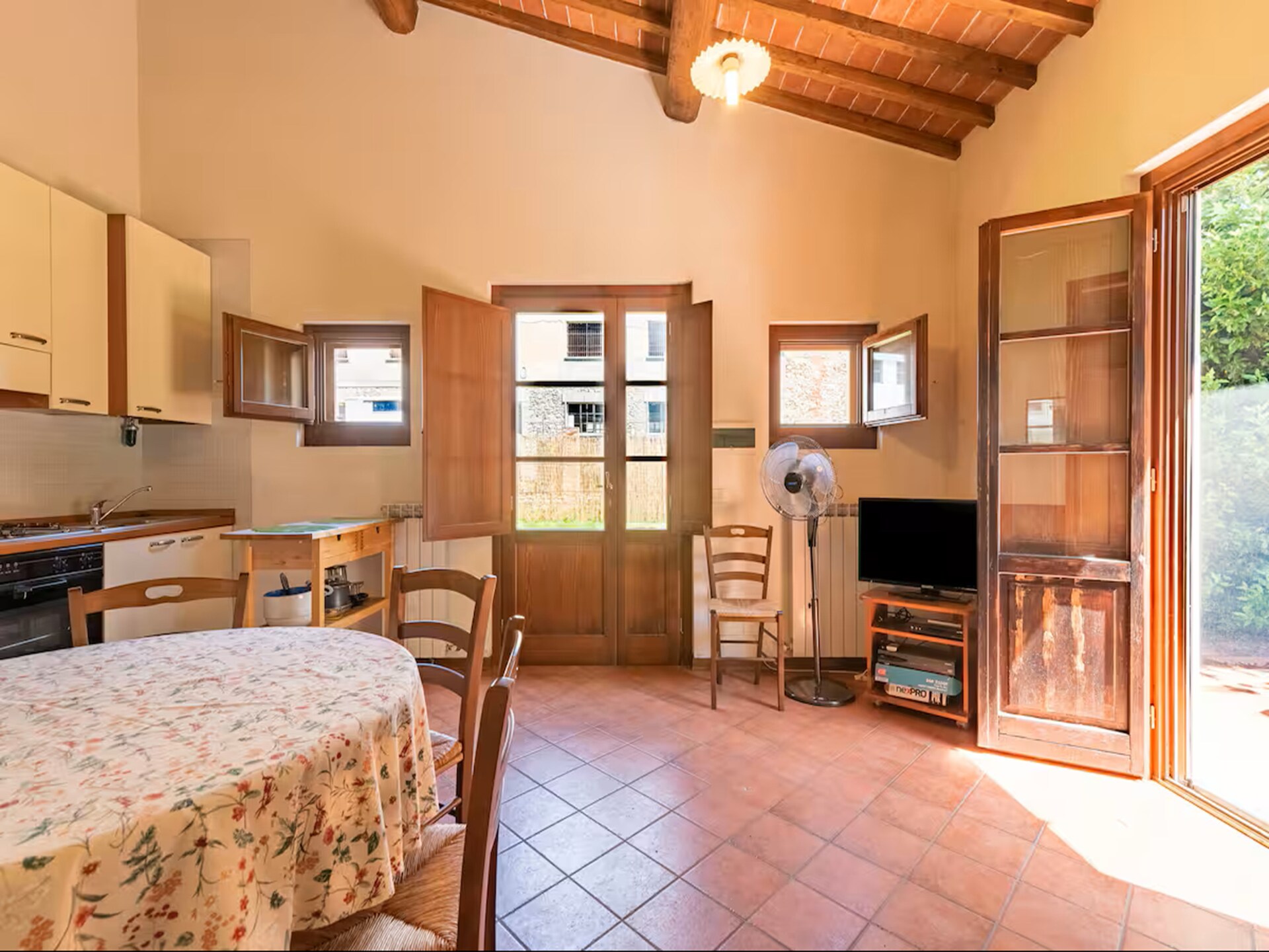 Licht appartement in Laterina met zwembad, tuin en uitzicht op Toscaanse heuvels - foto 9