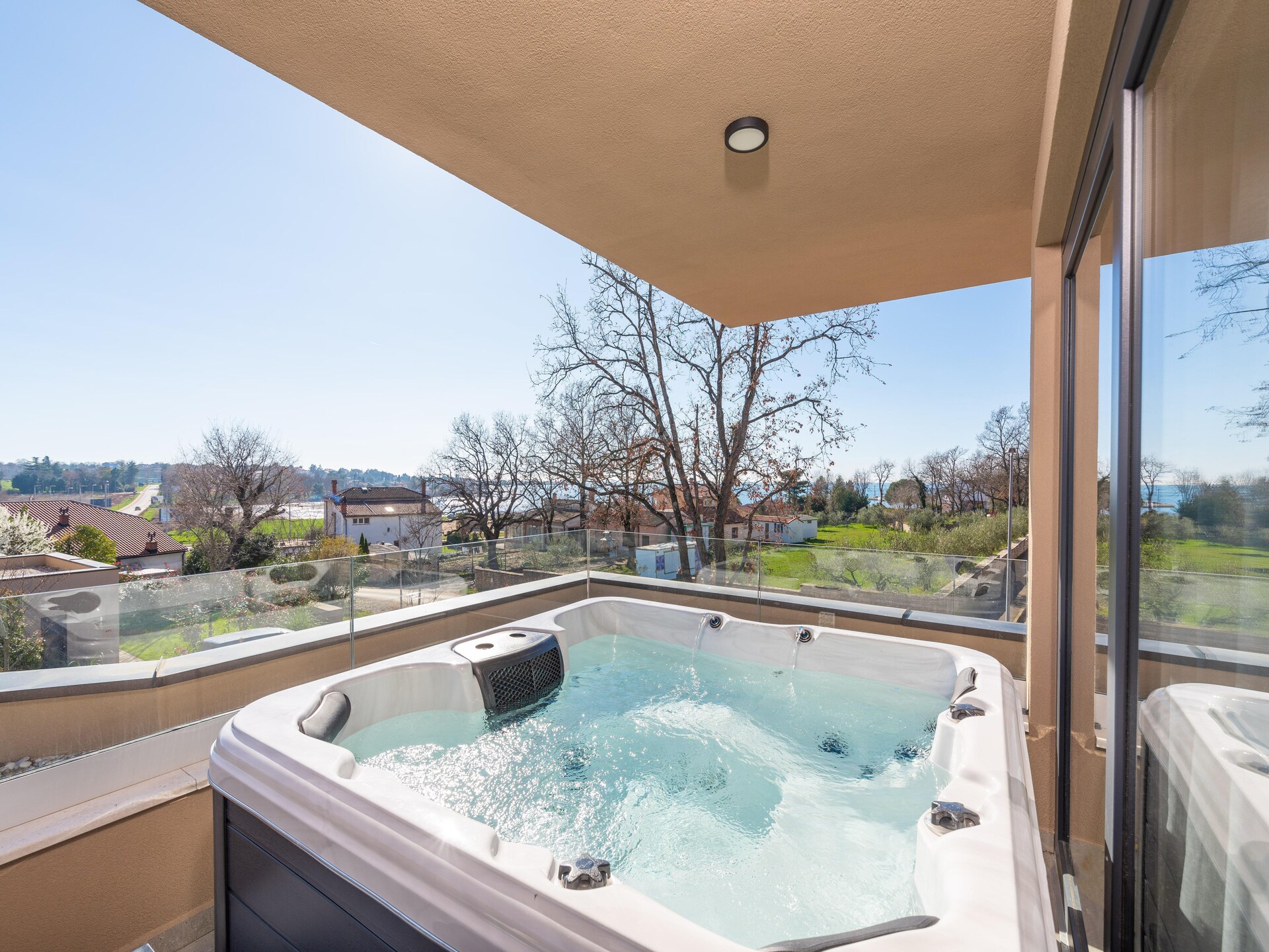 Op 500 m van zee: Luxe villa in Brtonigla met bubbelbad - foto 1