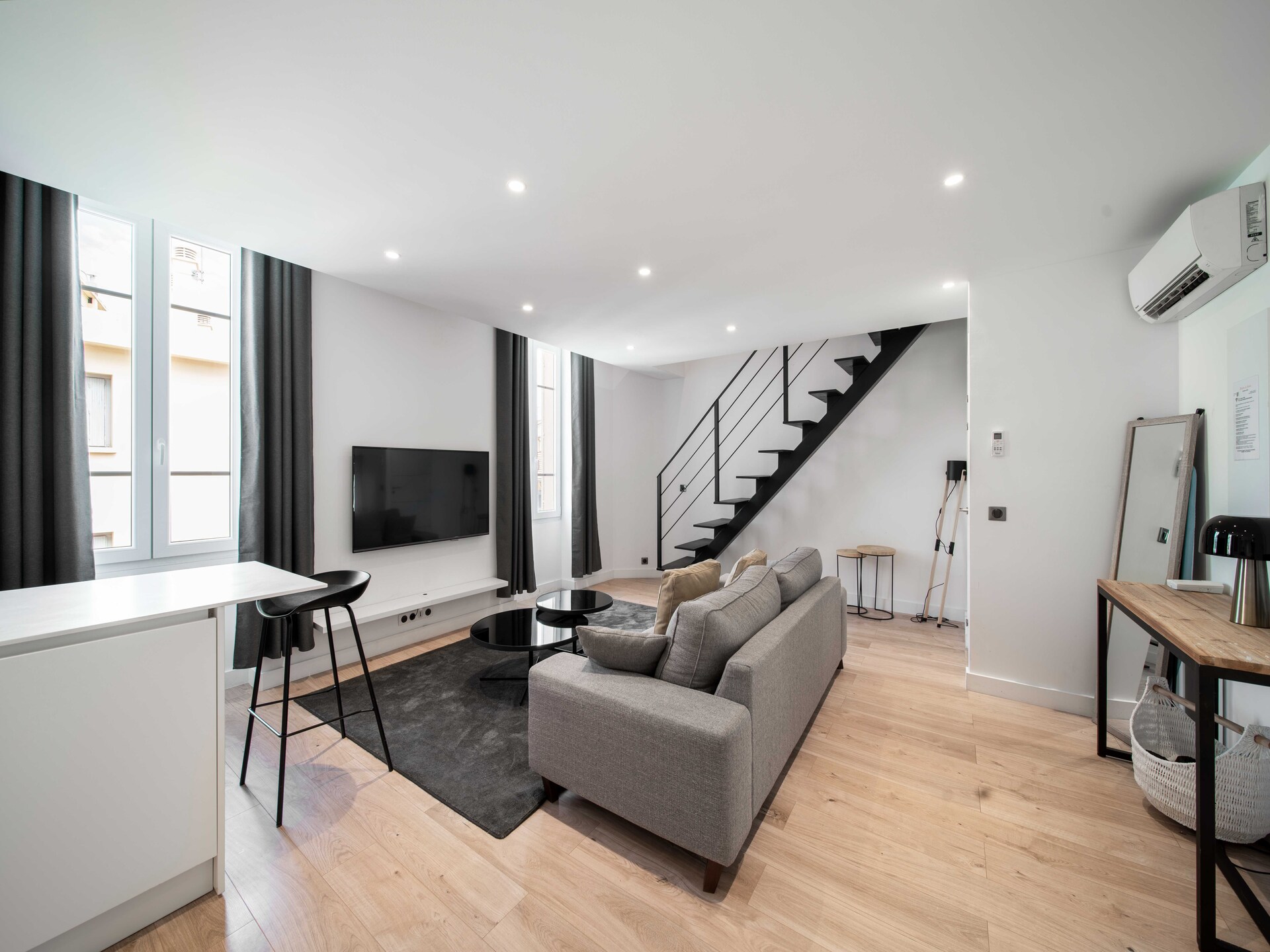 Gerenoveerd 2-slaapkamer appartement aan de Forville-markt in Cannes - foto 2
