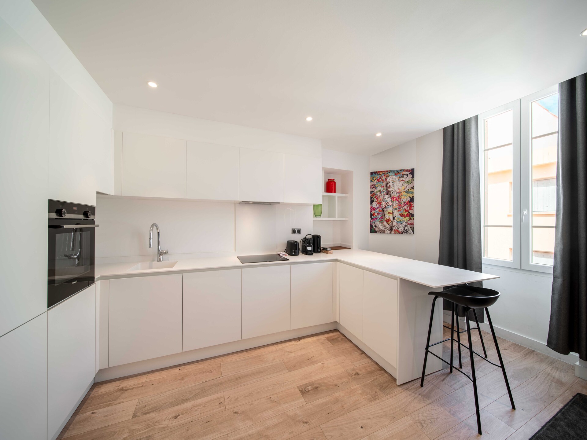 Gerenoveerd 2-slaapkamer appartement aan de Forville-markt in Cannes - foto 3