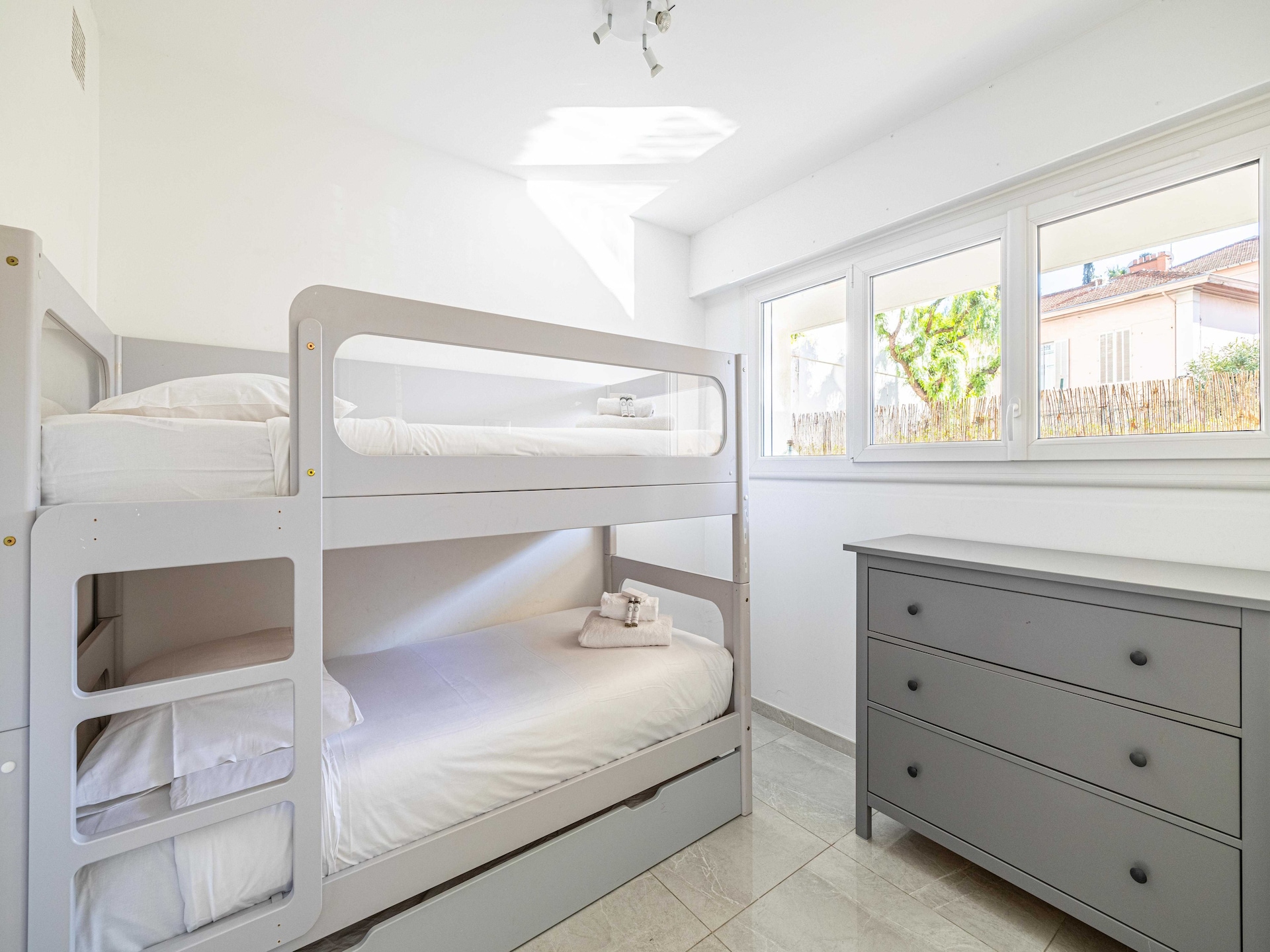 Licht appartement met 20m² terras in het hart van Cannes - foto 16