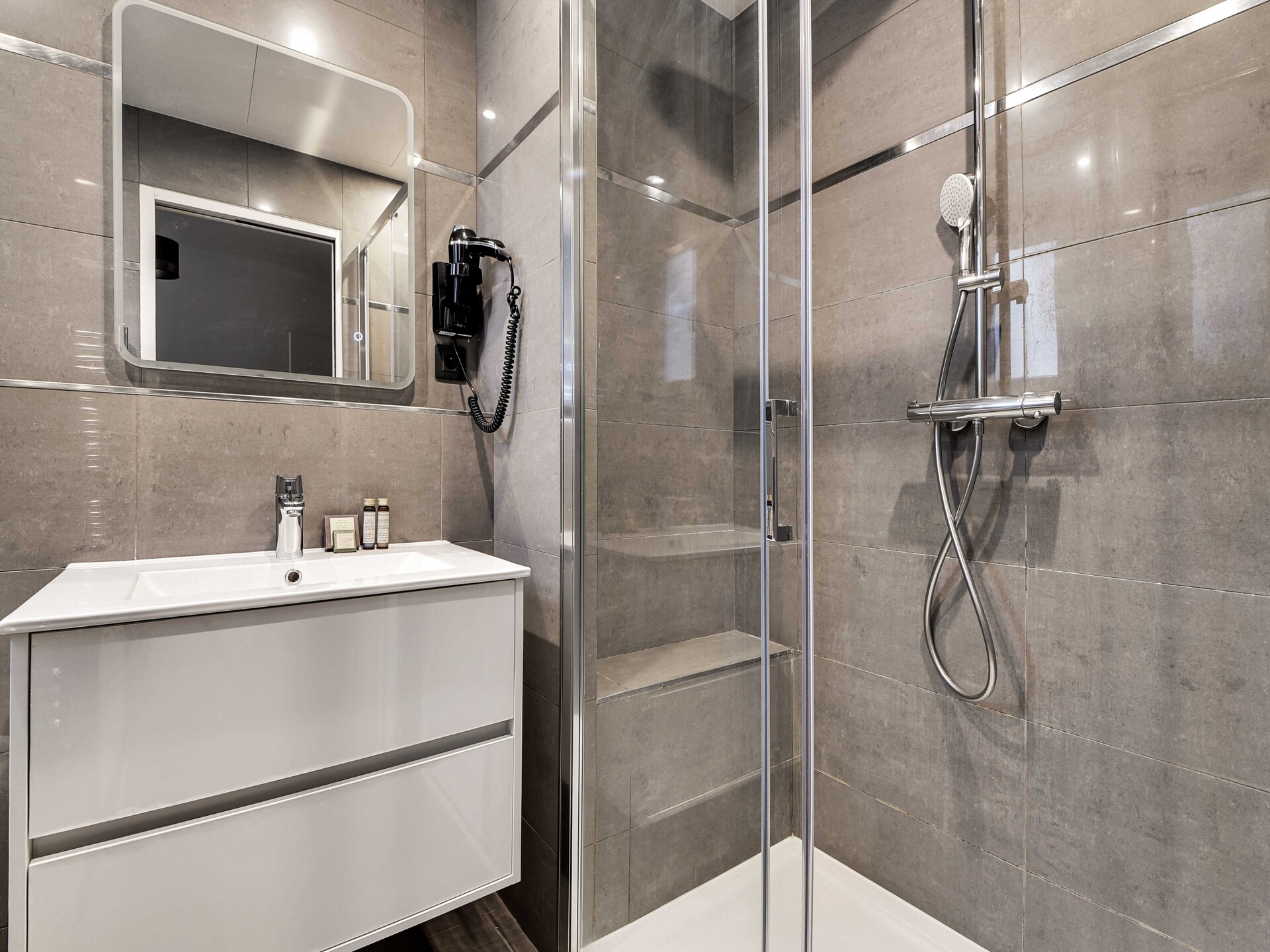 Stijlvol appartement met 2 slaapkamers in levendig Parijs 9e - foto 14