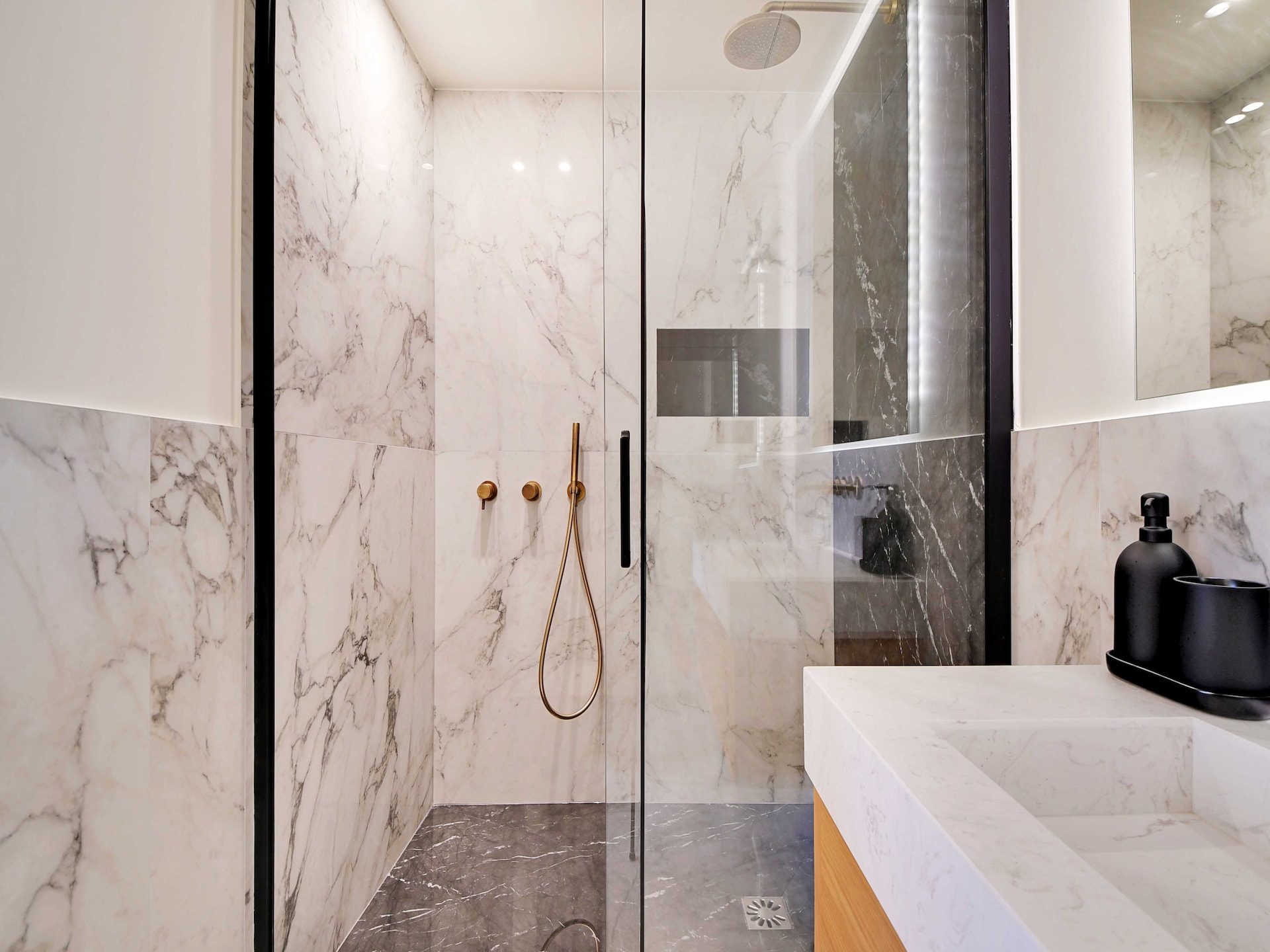 Licht appartement met 2 slaapkamers in levendig Faubourg-Montmartre, Parijs - foto 17