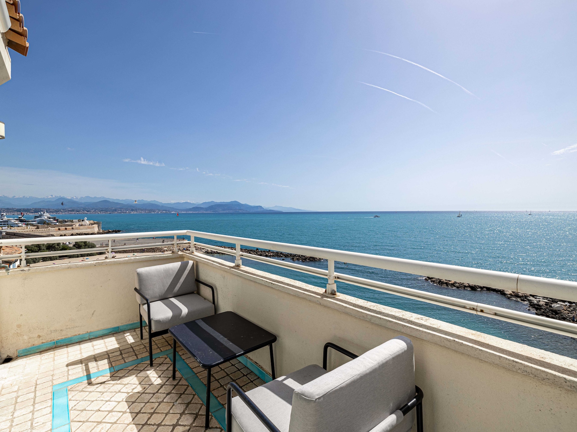 Zonnig appartement met zeezicht en terras in hartje Antibes - foto 2