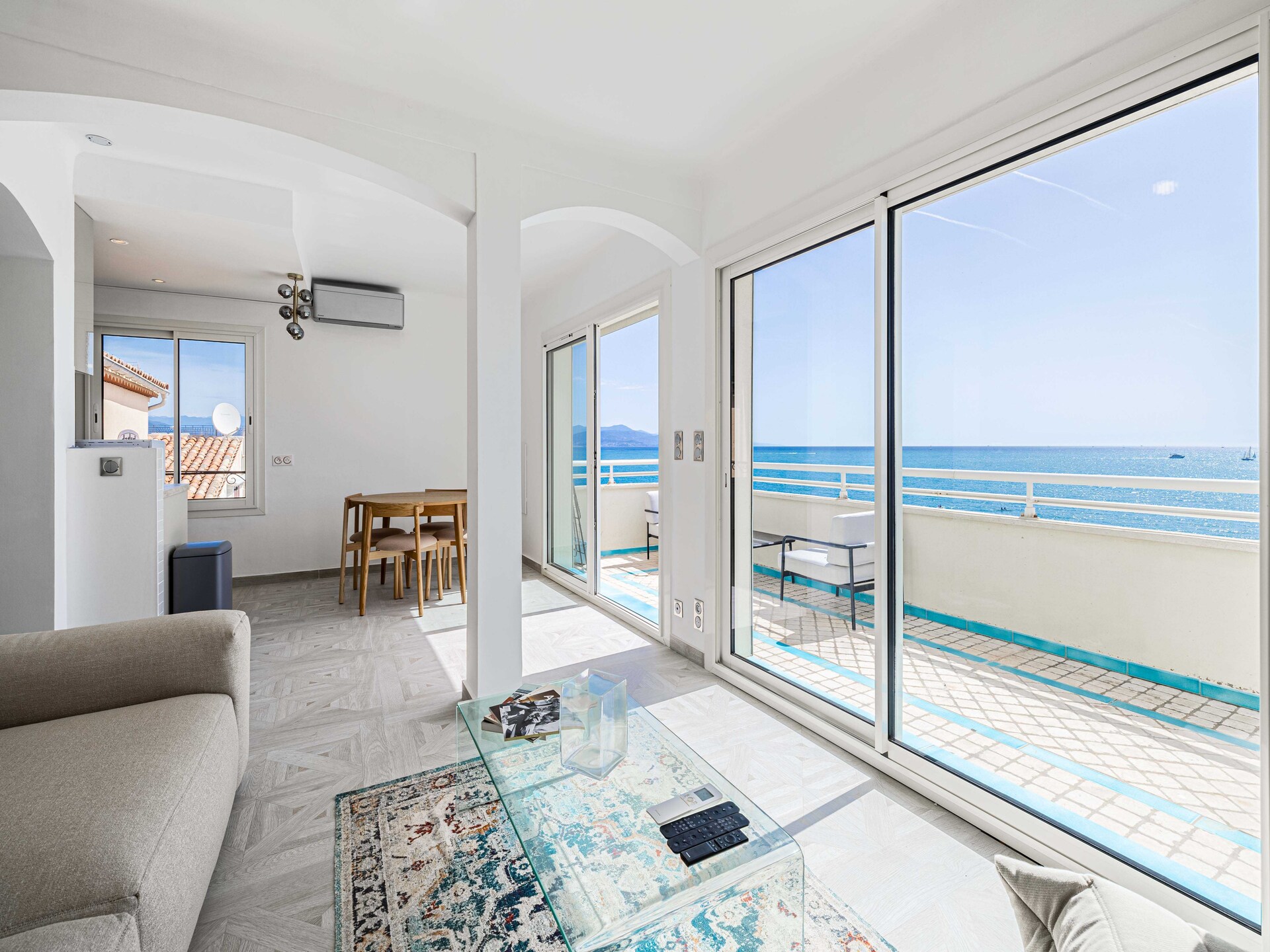 Zonnig appartement met zeezicht en terras in hartje Antibes - foto 6