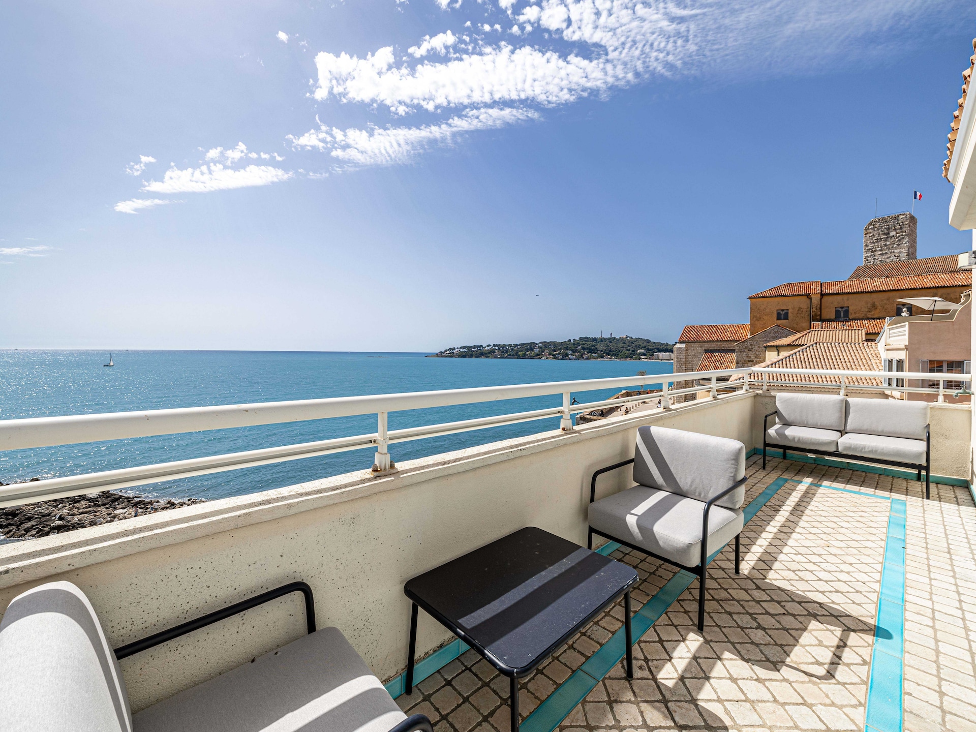 Zonnig appartement met zeezicht en terras in hartje Antibes - foto 10